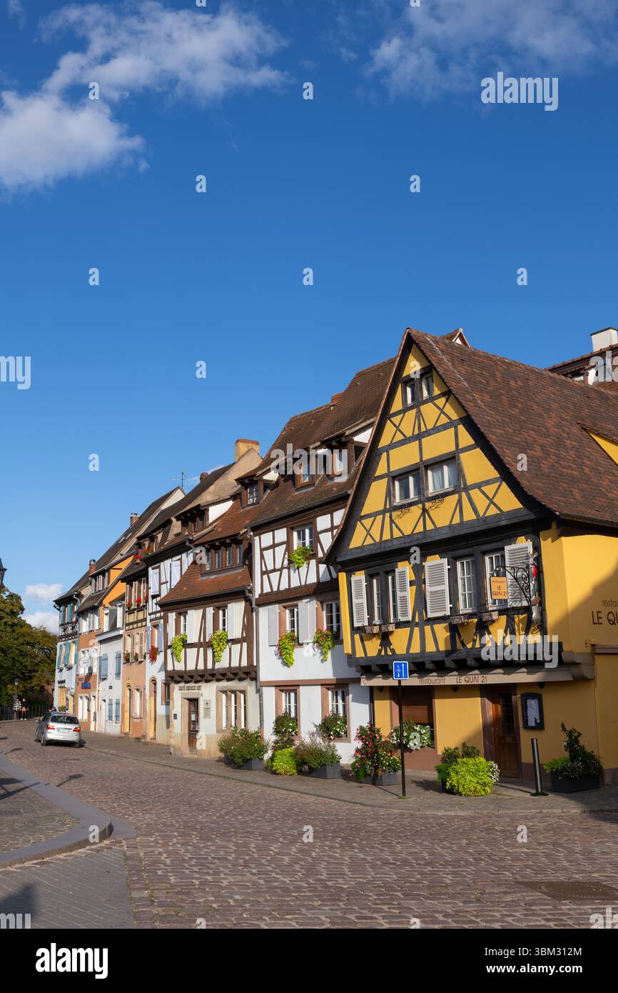 Quai de la Poissonnerie Straße in Colmar im Elsass, Frankreich. Traditionelle Fachwerkhäuser im Kleinen Venedig (La Petite Venise) im Ol Stockfoto