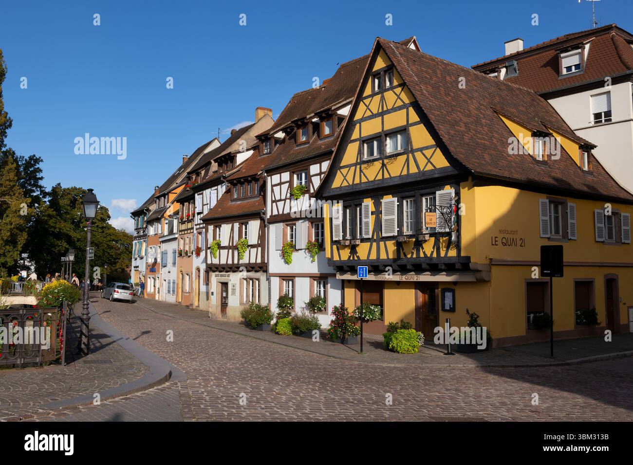 Quai de la Poissonnerie Straße in Colmar im Elsass, Frankreich. Traditionelle Fachwerkhäuser im Kleinen Venedig (La Petite Venise) im Ol Stockfoto