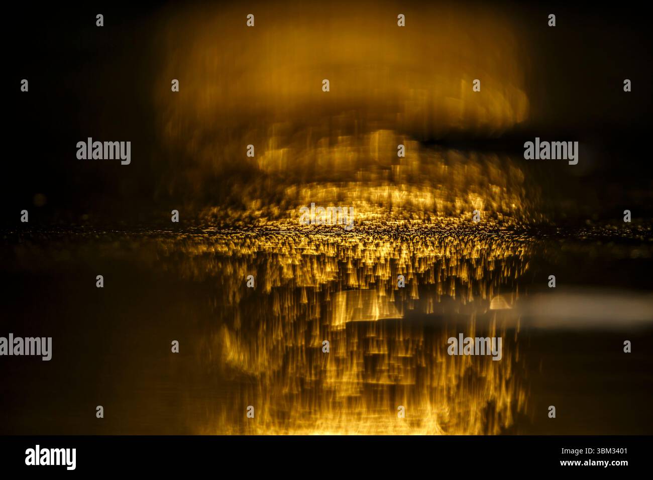 Reflexion des Sonnenuntergangs im Wasserloch mit Glühen im Greater Kruger National Park, Südafrika Stockfoto