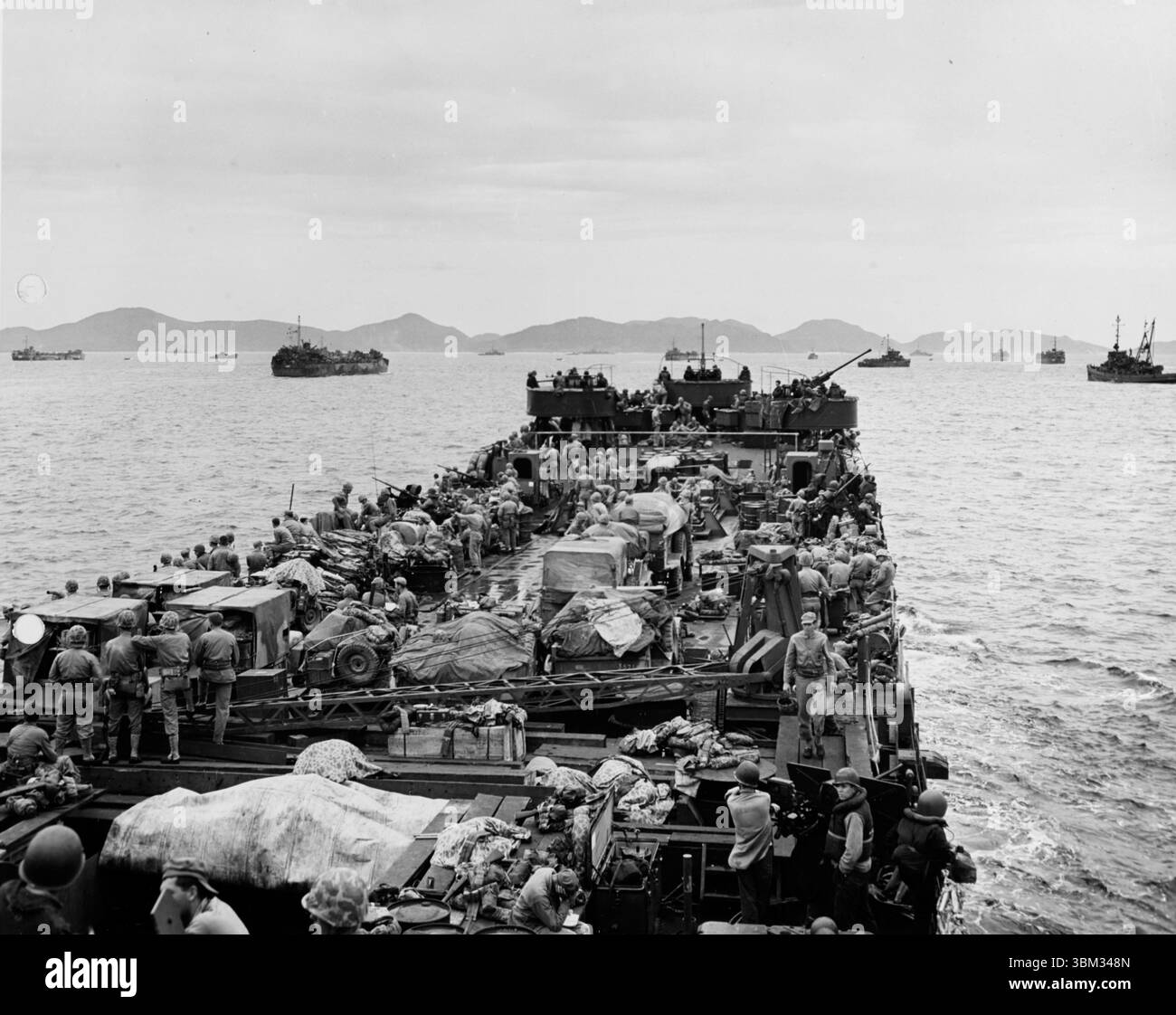 VOR IHEYA JIMA, OKINAWA, JAPAN - 03. Juni 1945 - ein LST (Landing Ship Transport), der auf die Kanonen geladen wird, nähert sich dem Strand auf Iheya Jima, strategisch Stockfoto