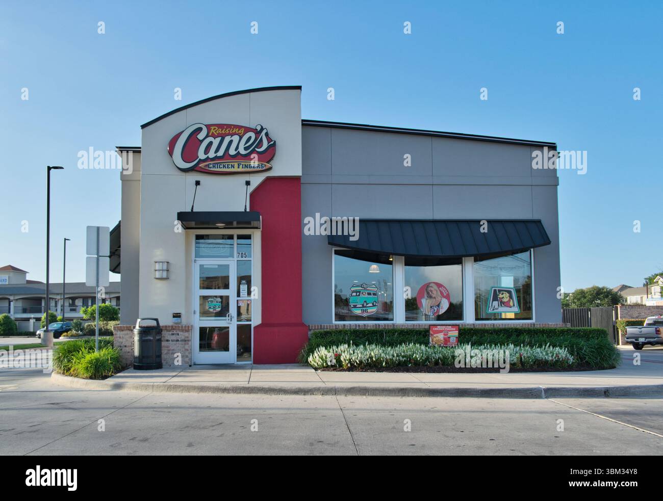 Houston, Texas, USA 06-22-2025: Raising Canes Chicken Fingers Fast-Food-Restaurant Lage direkt vor der Haustür. Stockfoto