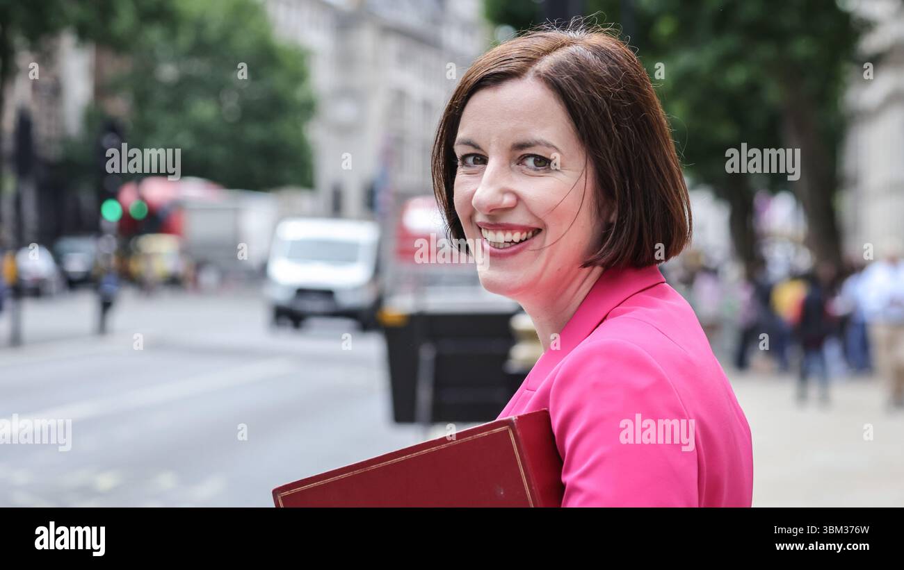 London, Großbritannien. Juni 2025. Bridget Phillipson, Bildungssekretär, Minister für Frauen und Gleichstellung, Parlamentsabgeordnete Houghton und Sunderland South. Die Minister nehmen an der Kabinettssitzung der Regierung Teil, gefolgt von Sitzungen im Kabinettsbüro in Downing Street und Whitehall, London, UK Credit: Imageplotter/Alamy Live News Stockfoto