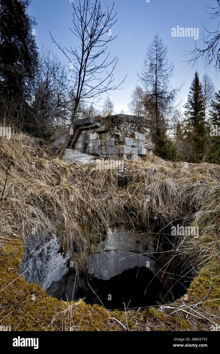 Fort Cima Lan: Betonplatzierung für Maschinengewehre. Col Perer, Arsiè, Belluno, Veneto, Italien. Stockfoto