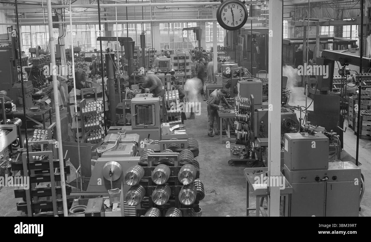 1950er Jahre, historische Maschinenfabrik, Arbeiter an Drehmaschinen, die Metallteile für die Luftfahrtindustrie herstellen. Das Bild zeigt ein EltroPilot-Bedienfeld, elektronische Werkzeuge, die in Drehmaschinen für die voreingestellte Metallbearbeitung verwendet werden. Stockfoto