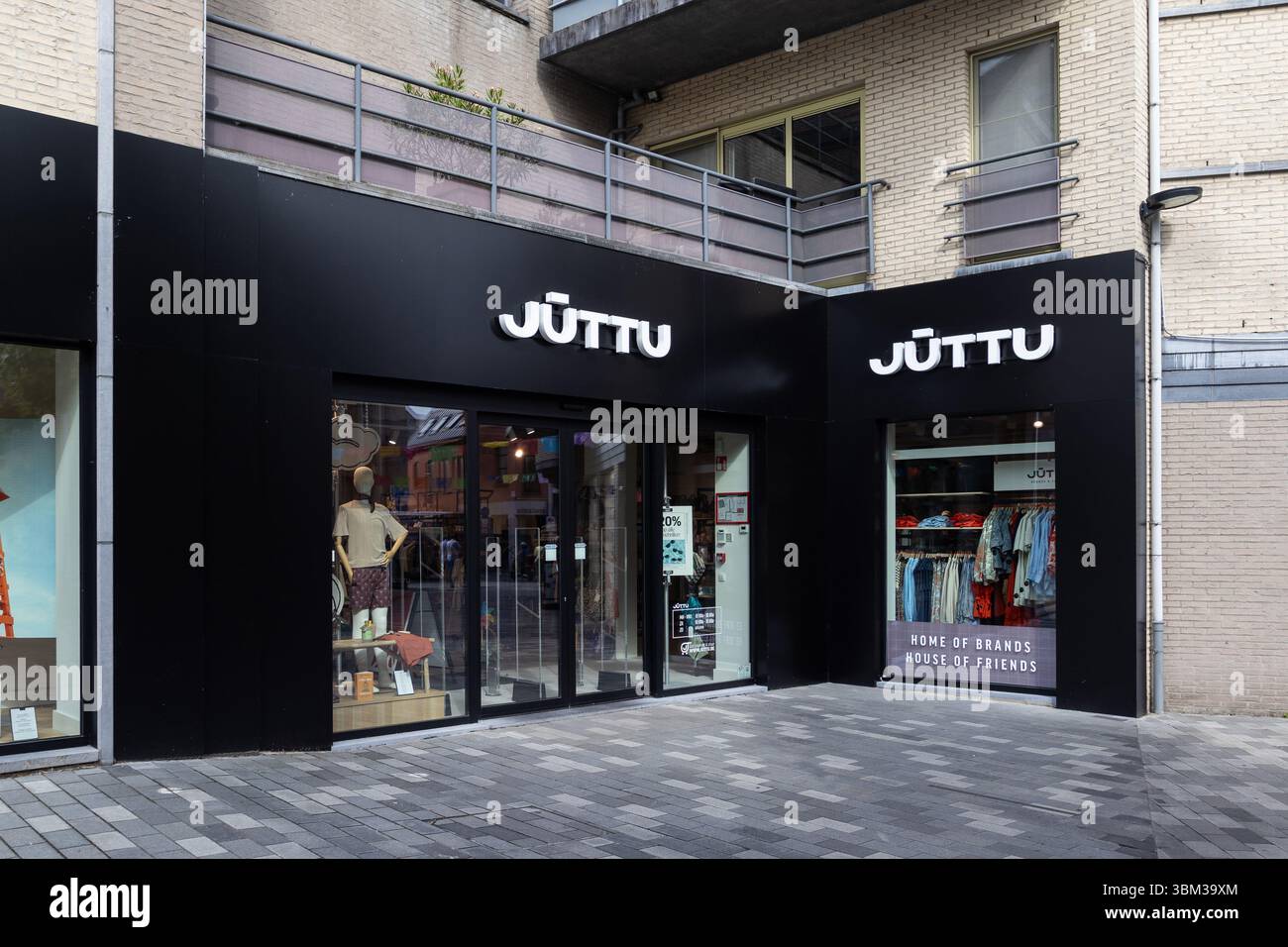 AALST, BELGIEN, 13. JUNI 2025: Außenansicht eines „Jüttu“-Geschäfts in Flandern. Es ist eine einzigartige Modekette, die sich auf eine interessante Mischung aus lokalen und konzentriert Stockfoto