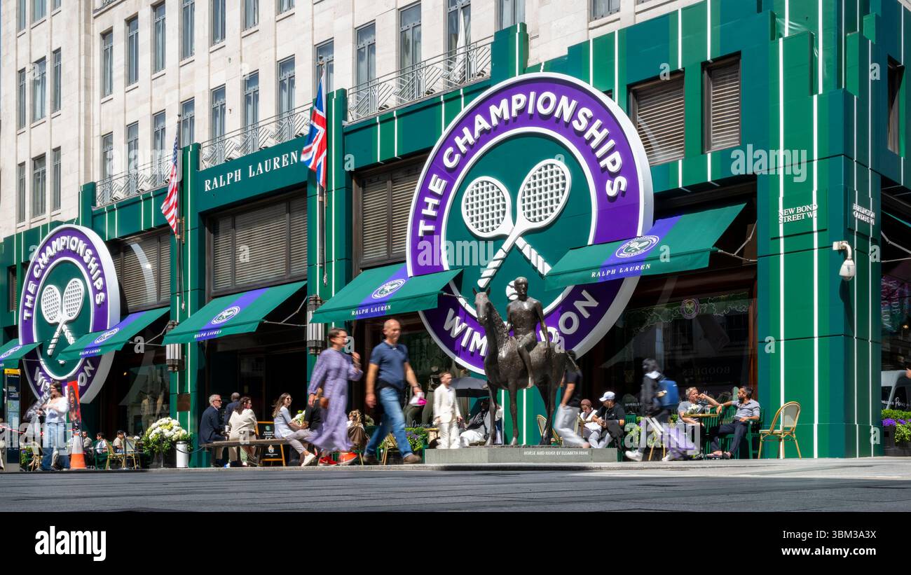 London, Großbritannien. 24. Juni 2025. Das Äußere des Ralph Lauren Stores in der New Bond Street, dekoriert im Vorfeld der diesjährigen Wimbledon-Tennismeisterschaft im All England Club, die vom 30. Juni bis 13. Juli stattfindet. Ralph Lauren liefert Outfits für Beamte der Veranstaltung und kann als Unternehmenssponsor das Wimbledon-Branding für eigene Geschäfte vermarkten. Quelle: Stephen Chung / Alamy Live News Stockfoto