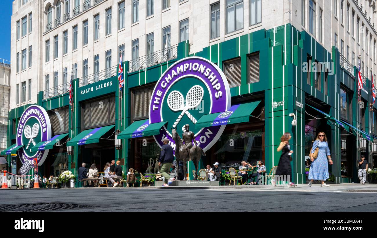 London, Großbritannien. 24. Juni 2025. Das Äußere des Ralph Lauren Stores in der New Bond Street, dekoriert im Vorfeld der diesjährigen Wimbledon-Tennismeisterschaft im All England Club, die vom 30. Juni bis 13. Juli stattfindet. Ralph Lauren liefert Outfits für Beamte der Veranstaltung und kann als Unternehmenssponsor das Wimbledon-Branding für eigene Geschäfte vermarkten. Quelle: Stephen Chung / Alamy Live News Stockfoto