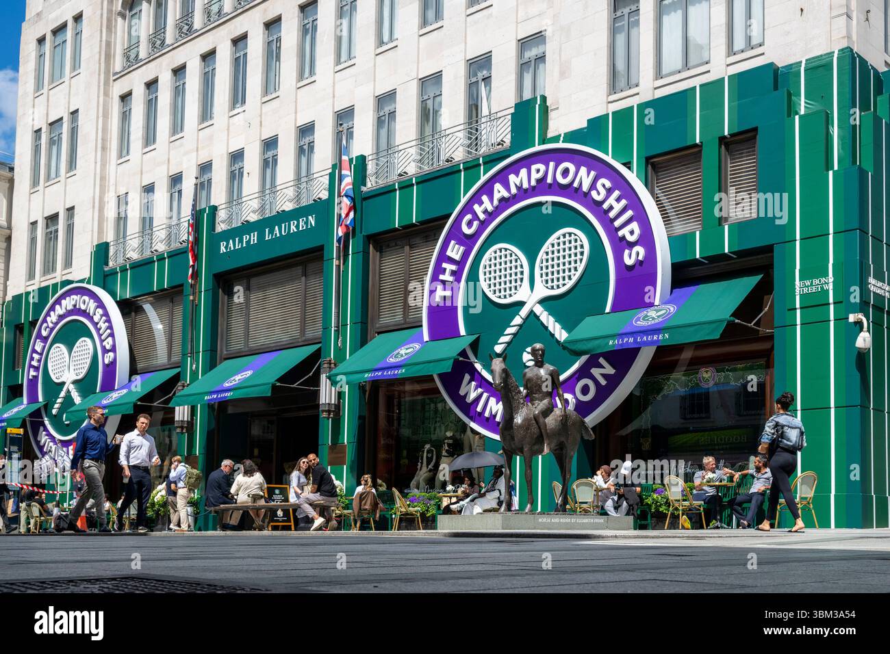 London, Großbritannien. 24. Juni 2025. Das Äußere des Ralph Lauren Stores in der New Bond Street, dekoriert im Vorfeld der diesjährigen Wimbledon-Tennismeisterschaft im All England Club, die vom 30. Juni bis 13. Juli stattfindet. Ralph Lauren liefert Outfits für Beamte der Veranstaltung und kann als Unternehmenssponsor das Wimbledon-Branding für eigene Geschäfte vermarkten. Quelle: Stephen Chung / Alamy Live News Stockfoto