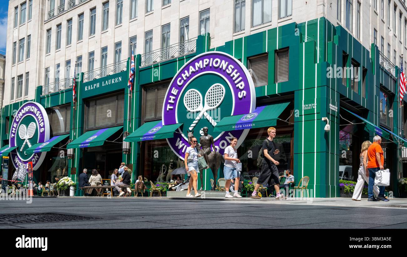 London, Großbritannien. 24. Juni 2025. Das Äußere des Ralph Lauren Stores in der New Bond Street, dekoriert im Vorfeld der diesjährigen Wimbledon-Tennismeisterschaft im All England Club, die vom 30. Juni bis 13. Juli stattfindet. Ralph Lauren liefert Outfits für Beamte der Veranstaltung und kann als Unternehmenssponsor das Wimbledon-Branding für eigene Geschäfte vermarkten. Quelle: Stephen Chung / Alamy Live News Stockfoto
