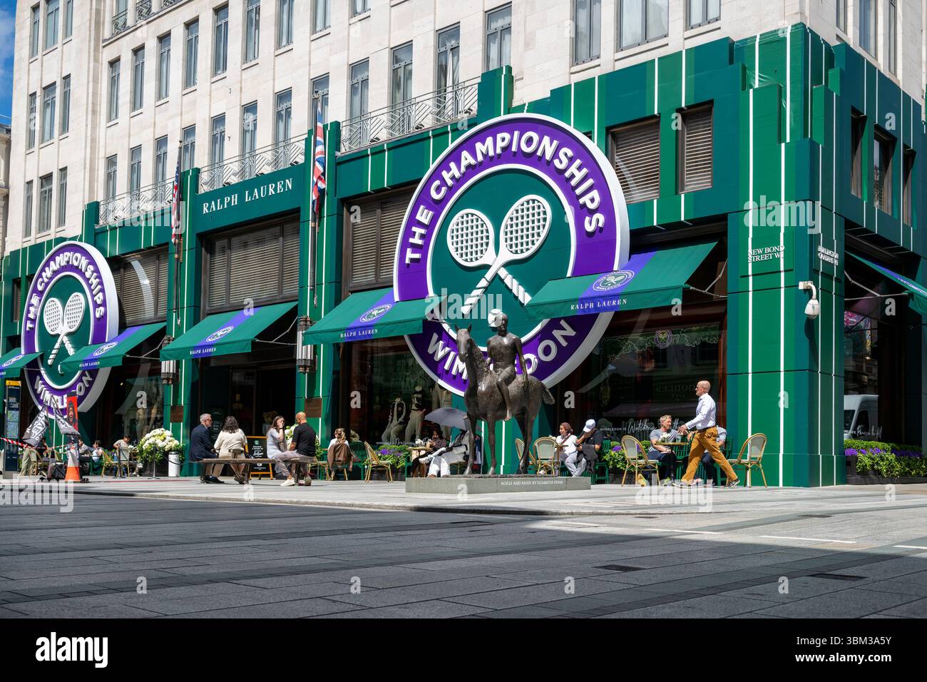 London, Großbritannien. 24. Juni 2025. Das Äußere des Ralph Lauren Stores in der New Bond Street, dekoriert im Vorfeld der diesjährigen Wimbledon-Tennismeisterschaft im All England Club, die vom 30. Juni bis 13. Juli stattfindet. Ralph Lauren liefert Outfits für Beamte der Veranstaltung und kann als Unternehmenssponsor das Wimbledon-Branding für eigene Geschäfte vermarkten. Quelle: Stephen Chung / Alamy Live News Stockfoto