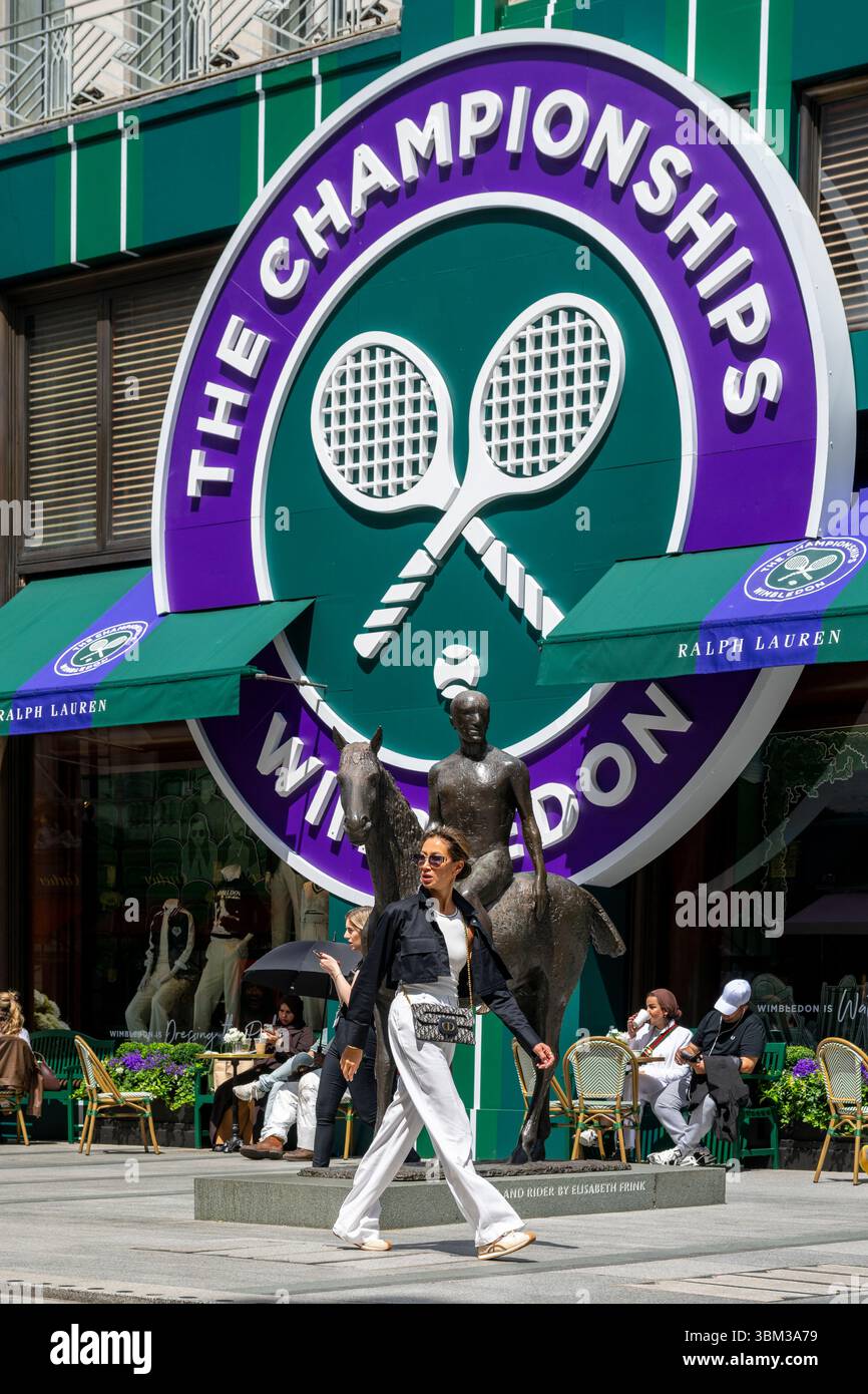 London, Großbritannien. 24. Juni 2025. Das Äußere des Ralph Lauren Stores in der New Bond Street, dekoriert im Vorfeld der diesjährigen Wimbledon-Tennismeisterschaft im All England Club, die vom 30. Juni bis 13. Juli stattfindet. Ralph Lauren liefert Outfits für Beamte der Veranstaltung und kann als Unternehmenssponsor das Wimbledon-Branding für eigene Geschäfte vermarkten. Quelle: Stephen Chung / Alamy Live News Stockfoto