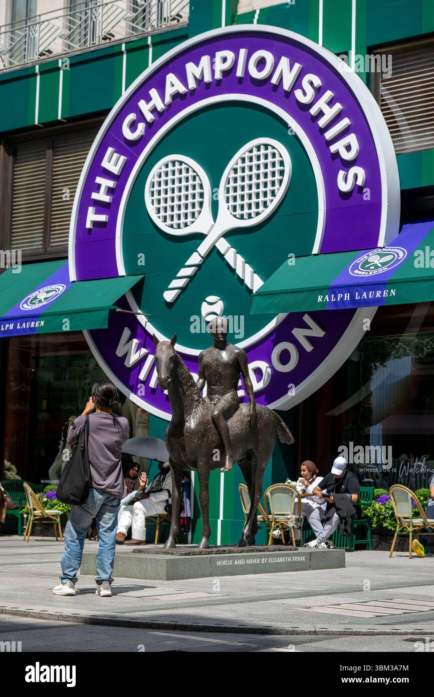 London, Großbritannien. 24. Juni 2025. Das Äußere des Ralph Lauren Stores in der New Bond Street, dekoriert im Vorfeld der diesjährigen Wimbledon-Tennismeisterschaft im All England Club, die vom 30. Juni bis 13. Juli stattfindet. Ralph Lauren liefert Outfits für Beamte der Veranstaltung und kann als Unternehmenssponsor das Wimbledon-Branding für eigene Geschäfte vermarkten. Quelle: Stephen Chung / Alamy Live News Stockfoto