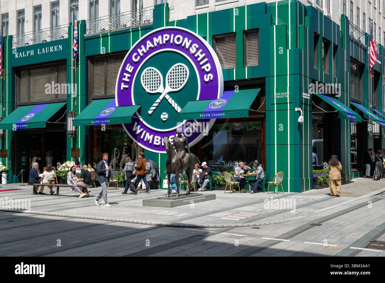 London, Großbritannien. 24. Juni 2025. Das Äußere des Ralph Lauren Stores in der New Bond Street, dekoriert im Vorfeld der diesjährigen Wimbledon-Tennismeisterschaft im All England Club, die vom 30. Juni bis 13. Juli stattfindet. Ralph Lauren liefert Outfits für Beamte der Veranstaltung und kann als Unternehmenssponsor das Wimbledon-Branding für eigene Geschäfte vermarkten. Quelle: Stephen Chung / Alamy Live News Stockfoto