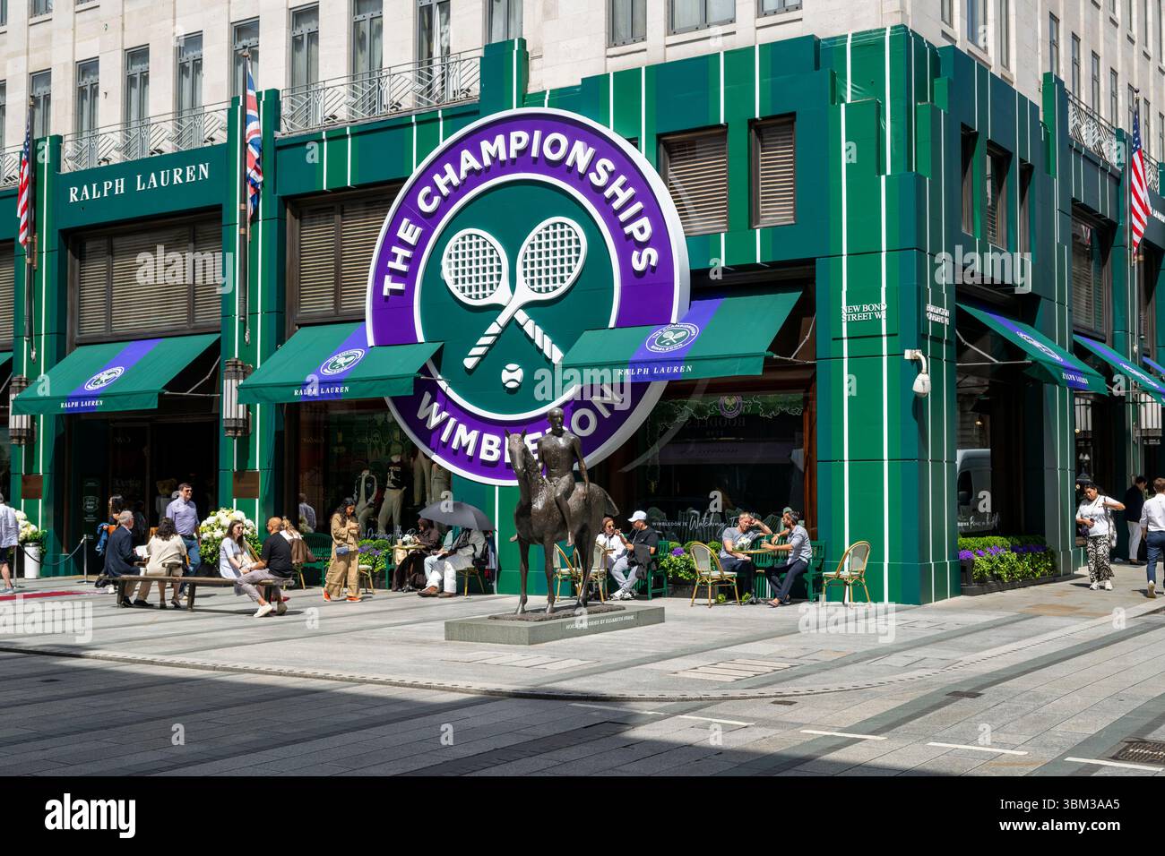 London, Großbritannien. 24. Juni 2025. Das Äußere des Ralph Lauren Stores in der New Bond Street, dekoriert im Vorfeld der diesjährigen Wimbledon-Tennismeisterschaft im All England Club, die vom 30. Juni bis 13. Juli stattfindet. Ralph Lauren liefert Outfits für Beamte der Veranstaltung und kann als Unternehmenssponsor das Wimbledon-Branding für eigene Geschäfte vermarkten. Quelle: Stephen Chung / Alamy Live News Stockfoto