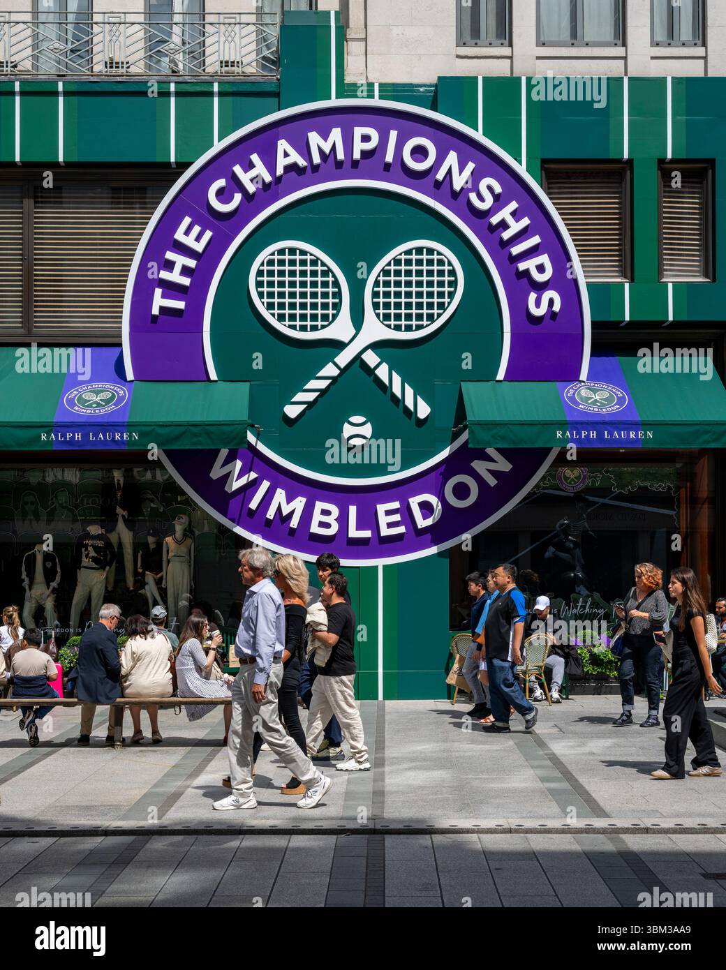 London, Großbritannien. 24. Juni 2025. Das Äußere des Ralph Lauren Stores in der New Bond Street, dekoriert im Vorfeld der diesjährigen Wimbledon-Tennismeisterschaft im All England Club, die vom 30. Juni bis 13. Juli stattfindet. Ralph Lauren liefert Outfits für Beamte der Veranstaltung und kann als Unternehmenssponsor das Wimbledon-Branding für eigene Geschäfte vermarkten. Quelle: Stephen Chung / Alamy Live News Stockfoto