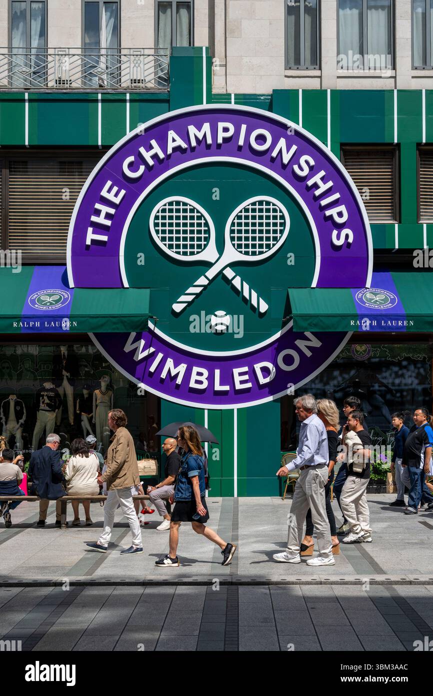 London, Großbritannien. 24. Juni 2025. Das Äußere des Ralph Lauren Stores in der New Bond Street, dekoriert im Vorfeld der diesjährigen Wimbledon-Tennismeisterschaft im All England Club, die vom 30. Juni bis 13. Juli stattfindet. Ralph Lauren liefert Outfits für Beamte der Veranstaltung und kann als Unternehmenssponsor das Wimbledon-Branding für eigene Geschäfte vermarkten. Quelle: Stephen Chung / Alamy Live News Stockfoto