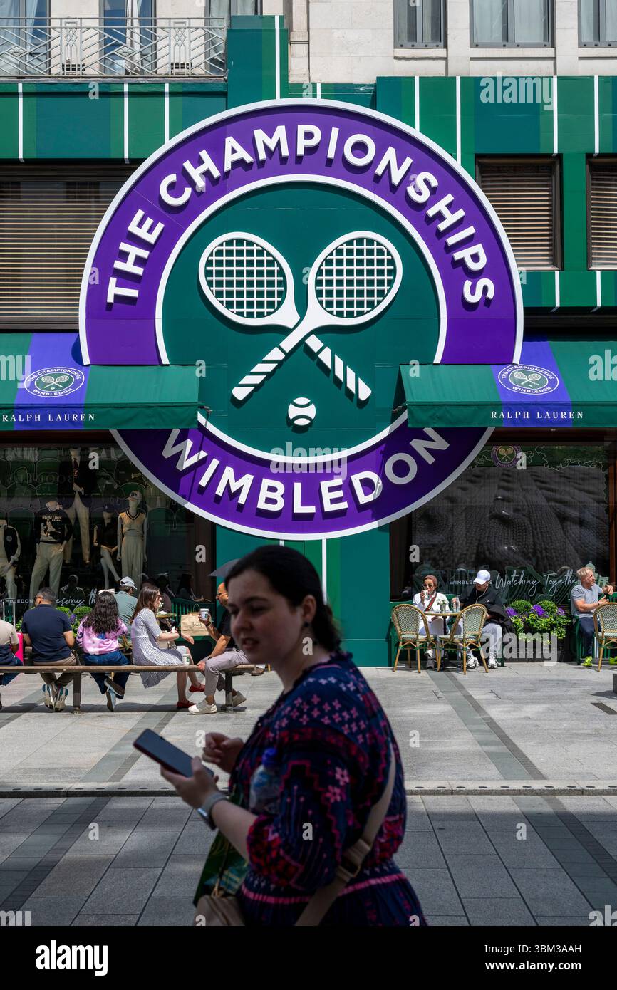 London, Großbritannien. 24. Juni 2025. Das Äußere des Ralph Lauren Stores in der New Bond Street, dekoriert im Vorfeld der diesjährigen Wimbledon-Tennismeisterschaft im All England Club, die vom 30. Juni bis 13. Juli stattfindet. Ralph Lauren liefert Outfits für Beamte der Veranstaltung und kann als Unternehmenssponsor das Wimbledon-Branding für eigene Geschäfte vermarkten. Quelle: Stephen Chung / Alamy Live News Stockfoto