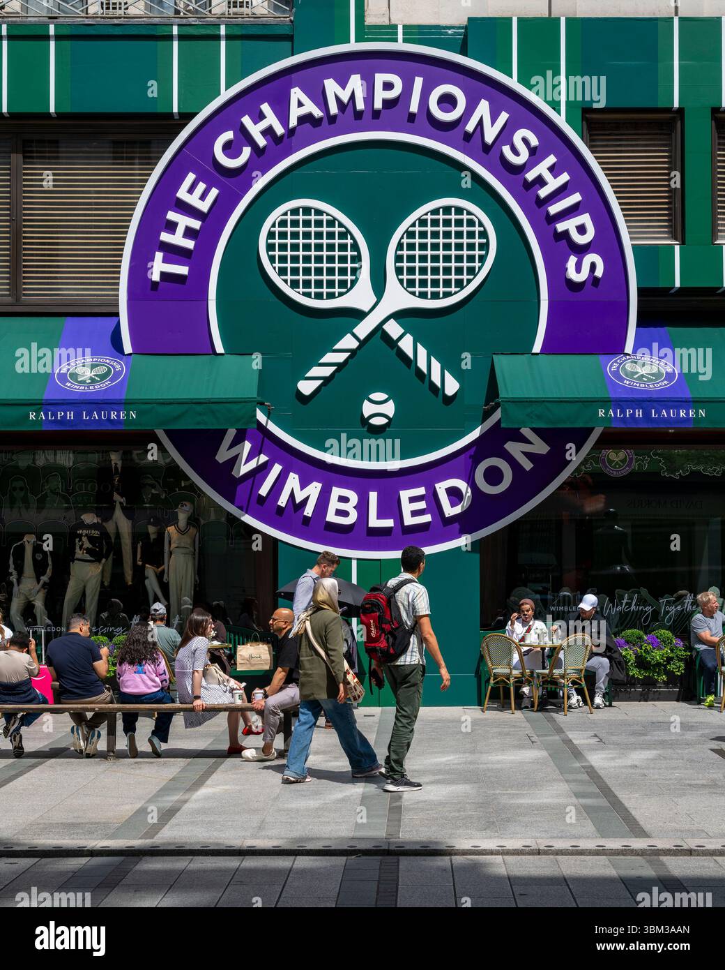 London, Großbritannien. 24. Juni 2025. Das Äußere des Ralph Lauren Stores in der New Bond Street, dekoriert im Vorfeld der diesjährigen Wimbledon-Tennismeisterschaft im All England Club, die vom 30. Juni bis 13. Juli stattfindet. Ralph Lauren liefert Outfits für Beamte der Veranstaltung und kann als Unternehmenssponsor das Wimbledon-Branding für eigene Geschäfte vermarkten. Quelle: Stephen Chung / Alamy Live News Stockfoto