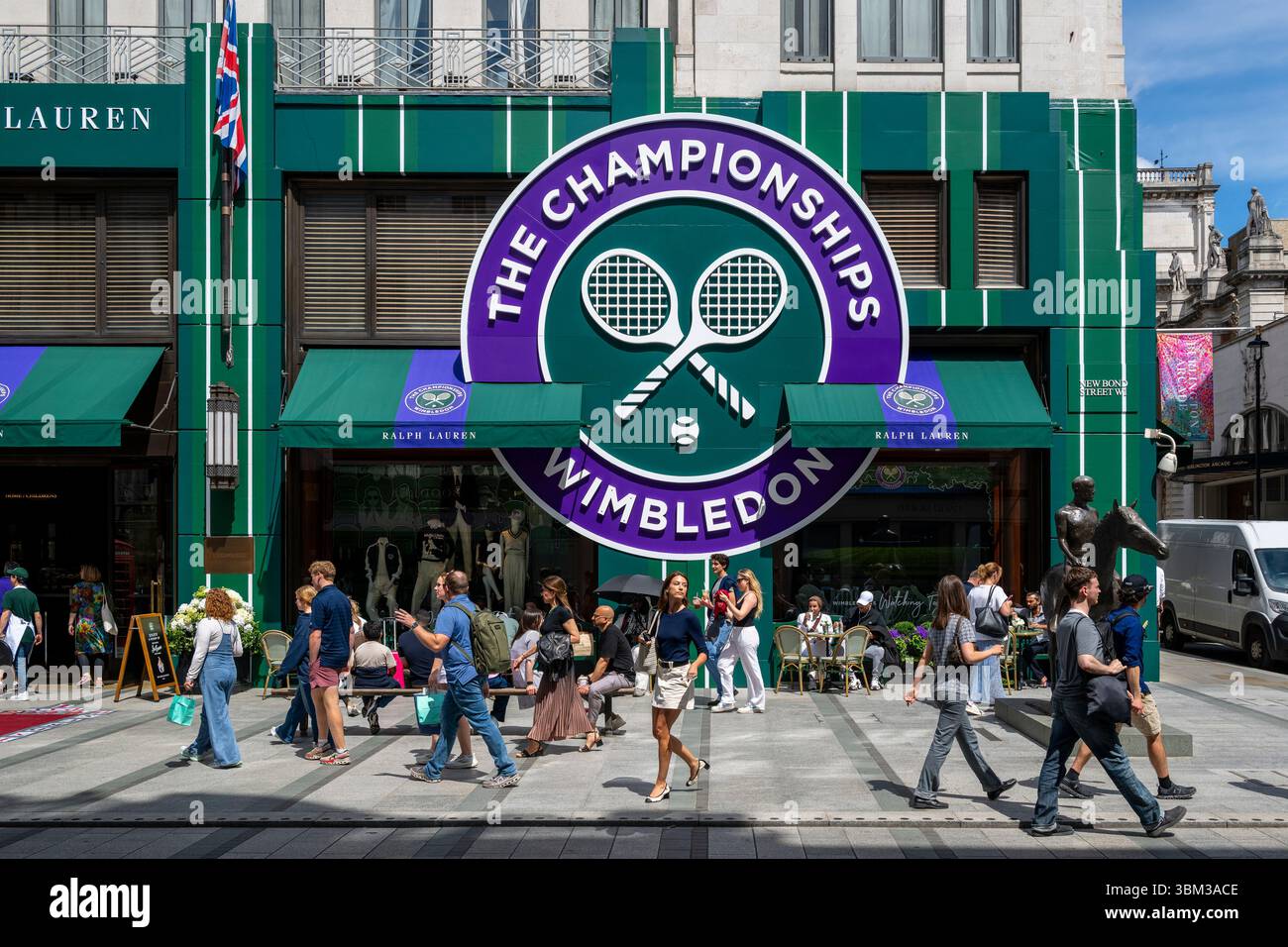 London, Großbritannien. 24. Juni 2025. Das Äußere des Ralph Lauren Stores in der New Bond Street, dekoriert im Vorfeld der diesjährigen Wimbledon-Tennismeisterschaft im All England Club, die vom 30. Juni bis 13. Juli stattfindet. Ralph Lauren liefert Outfits für Beamte der Veranstaltung und kann als Unternehmenssponsor das Wimbledon-Branding für eigene Geschäfte vermarkten. Quelle: Stephen Chung / Alamy Live News Stockfoto