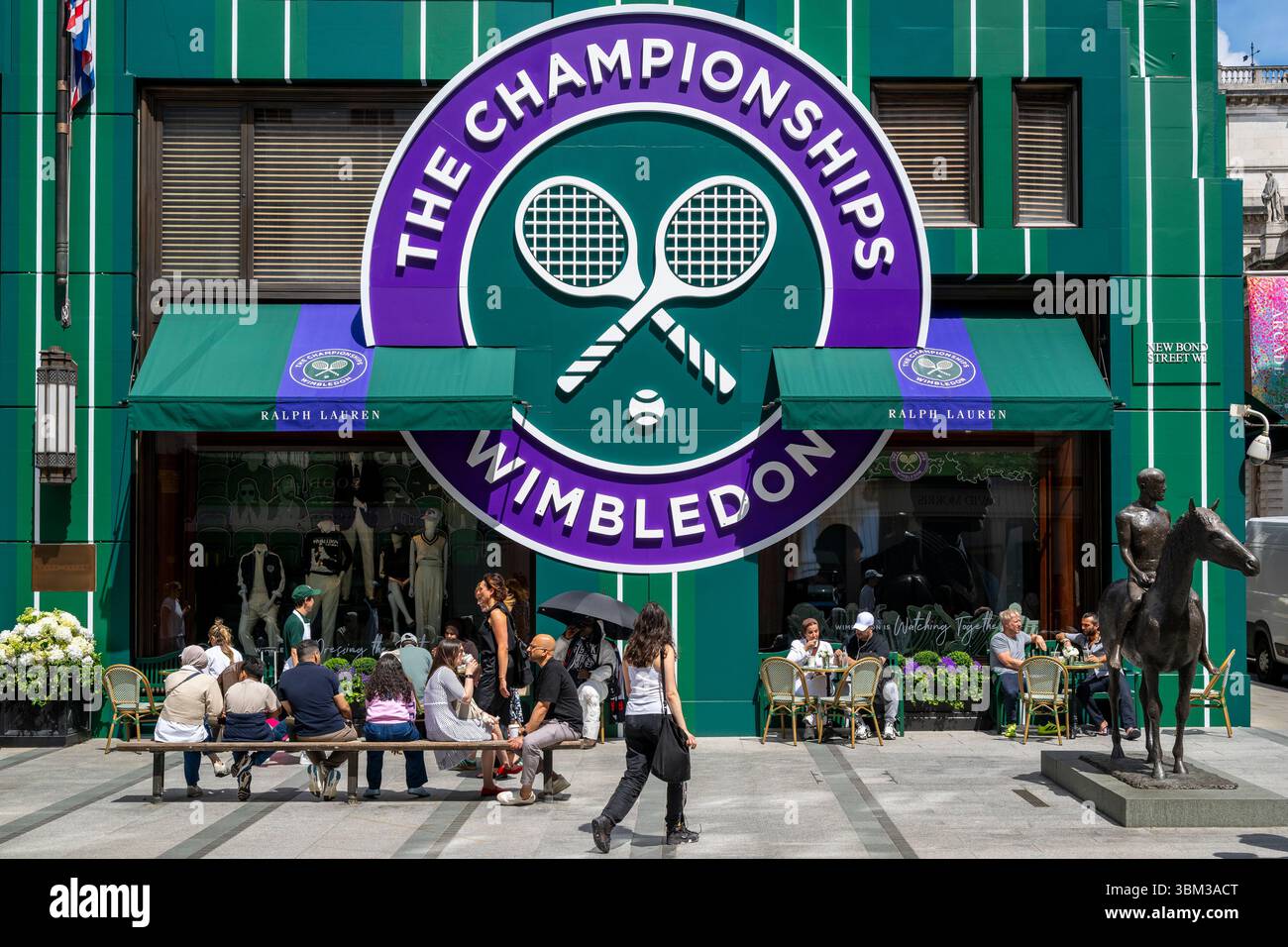 London, Großbritannien. 24. Juni 2025. Das Äußere des Ralph Lauren Stores in der New Bond Street, dekoriert im Vorfeld der diesjährigen Wimbledon-Tennismeisterschaft im All England Club, die vom 30. Juni bis 13. Juli stattfindet. Ralph Lauren liefert Outfits für Beamte der Veranstaltung und kann als Unternehmenssponsor das Wimbledon-Branding für eigene Geschäfte vermarkten. Quelle: Stephen Chung / Alamy Live News Stockfoto