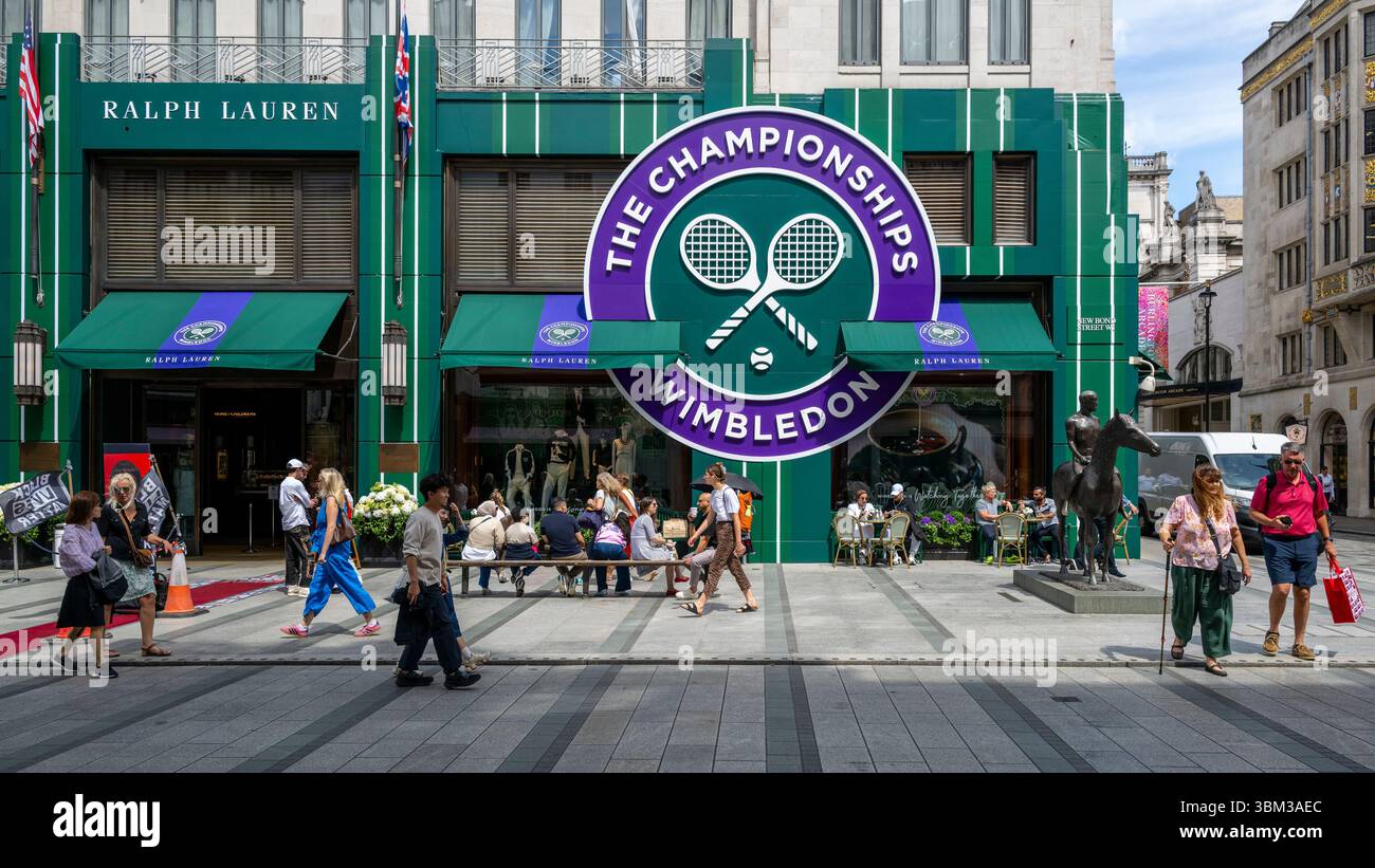 London, Großbritannien. 24. Juni 2025. Das Äußere des Ralph Lauren Stores in der New Bond Street, dekoriert im Vorfeld der diesjährigen Wimbledon-Tennismeisterschaft im All England Club, die vom 30. Juni bis 13. Juli stattfindet. Ralph Lauren liefert Outfits für Beamte der Veranstaltung und kann als Unternehmenssponsor das Wimbledon-Branding für eigene Geschäfte vermarkten. Quelle: Stephen Chung / Alamy Live News Stockfoto