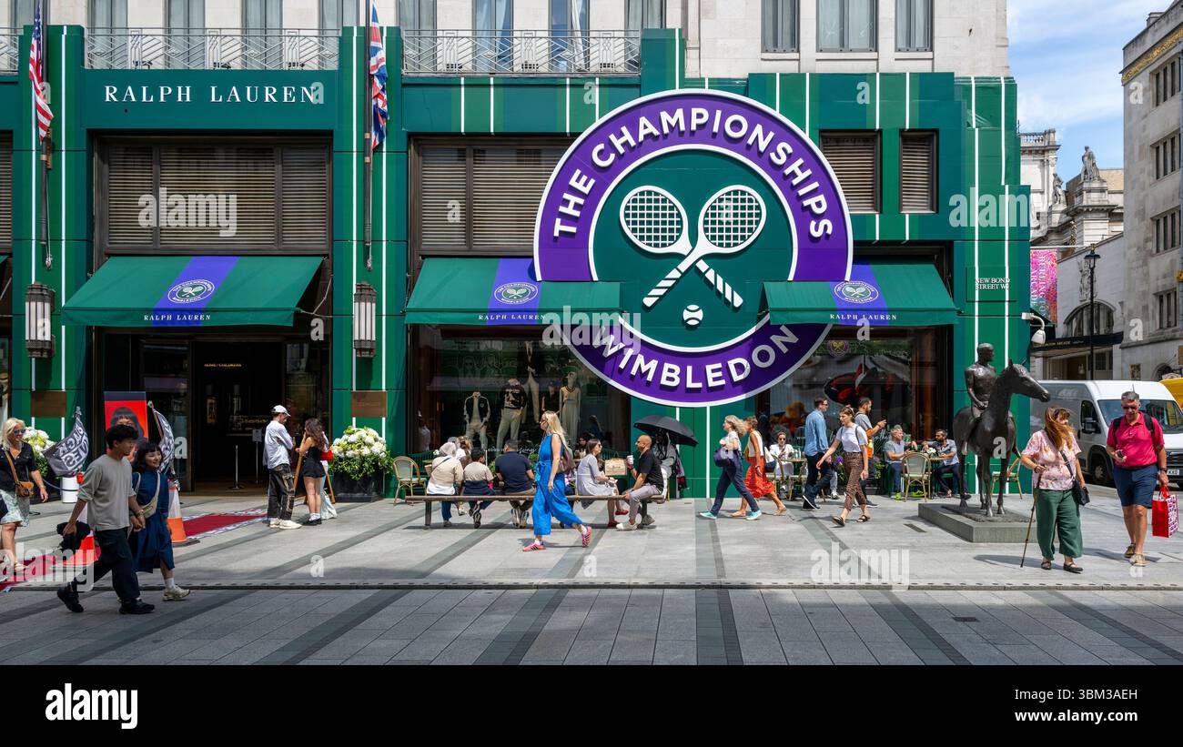 London, Großbritannien. 24. Juni 2025. Das Äußere des Ralph Lauren Stores in der New Bond Street, dekoriert im Vorfeld der diesjährigen Wimbledon-Tennismeisterschaft im All England Club, die vom 30. Juni bis 13. Juli stattfindet. Ralph Lauren liefert Outfits für Beamte der Veranstaltung und kann als Unternehmenssponsor das Wimbledon-Branding für eigene Geschäfte vermarkten. Quelle: Stephen Chung / Alamy Live News Stockfoto