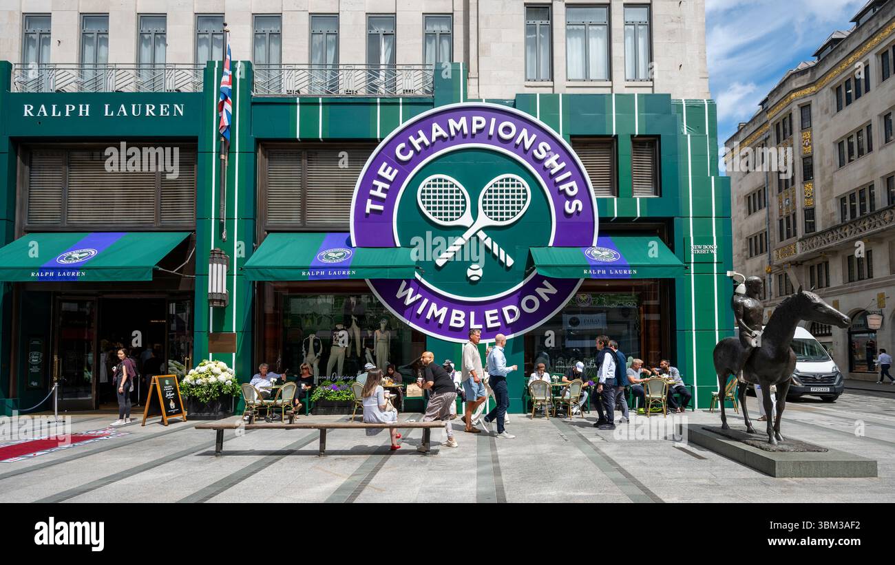 London, Großbritannien. 24. Juni 2025. Das Äußere des Ralph Lauren Stores in der New Bond Street, dekoriert im Vorfeld der diesjährigen Wimbledon-Tennismeisterschaft im All England Club, die vom 30. Juni bis 13. Juli stattfindet. Ralph Lauren liefert Outfits für Beamte der Veranstaltung und kann als Unternehmenssponsor das Wimbledon-Branding für eigene Geschäfte vermarkten. Quelle: Stephen Chung / Alamy Live News Stockfoto
