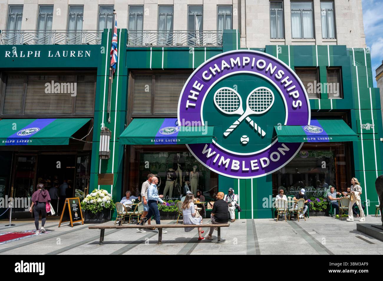 London, Großbritannien. 24. Juni 2025. Das Äußere des Ralph Lauren Stores in der New Bond Street, dekoriert im Vorfeld der diesjährigen Wimbledon-Tennismeisterschaft im All England Club, die vom 30. Juni bis 13. Juli stattfindet. Ralph Lauren liefert Outfits für Beamte der Veranstaltung und kann als Unternehmenssponsor das Wimbledon-Branding für eigene Geschäfte vermarkten. Quelle: Stephen Chung / Alamy Live News Stockfoto