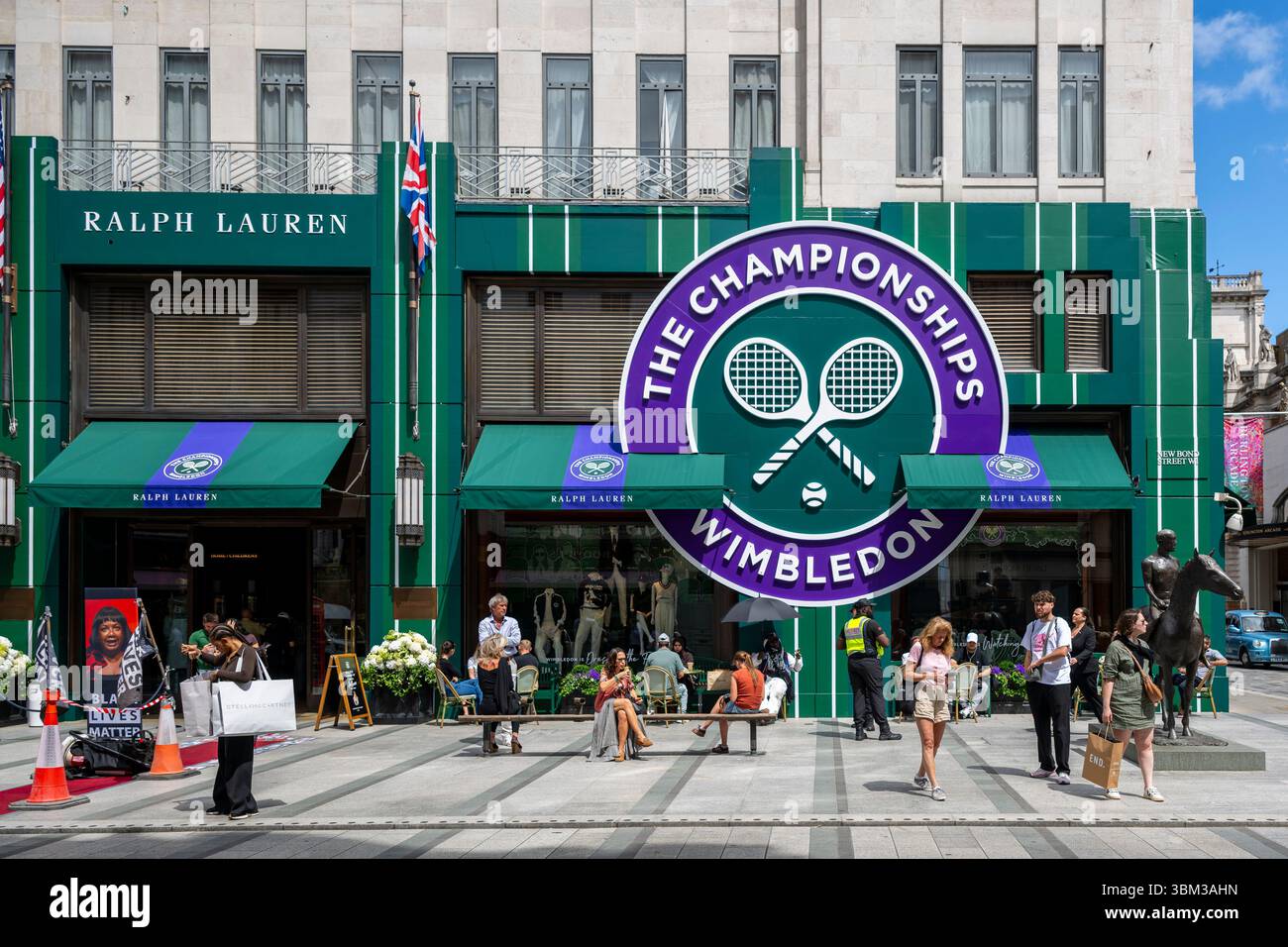 London, Großbritannien. 24. Juni 2025. Das Äußere des Ralph Lauren Stores in der New Bond Street, dekoriert im Vorfeld der diesjährigen Wimbledon-Tennismeisterschaft im All England Club, die vom 30. Juni bis 13. Juli stattfindet. Ralph Lauren liefert Outfits für Beamte der Veranstaltung und kann als Unternehmenssponsor das Wimbledon-Branding für eigene Geschäfte vermarkten. Quelle: Stephen Chung / Alamy Live News Stockfoto