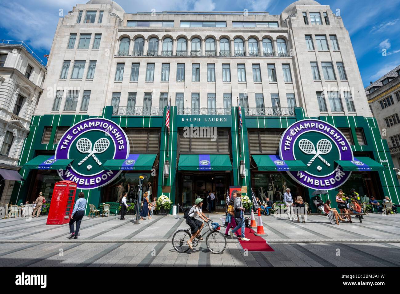 London, Großbritannien. 24. Juni 2025. Das Äußere des Ralph Lauren Stores in der New Bond Street, dekoriert im Vorfeld der diesjährigen Wimbledon-Tennismeisterschaft im All England Club, die vom 30. Juni bis 13. Juli stattfindet. Ralph Lauren liefert Outfits für Beamte der Veranstaltung und kann als Unternehmenssponsor das Wimbledon-Branding für eigene Geschäfte vermarkten. Quelle: Stephen Chung / Alamy Live News Stockfoto
