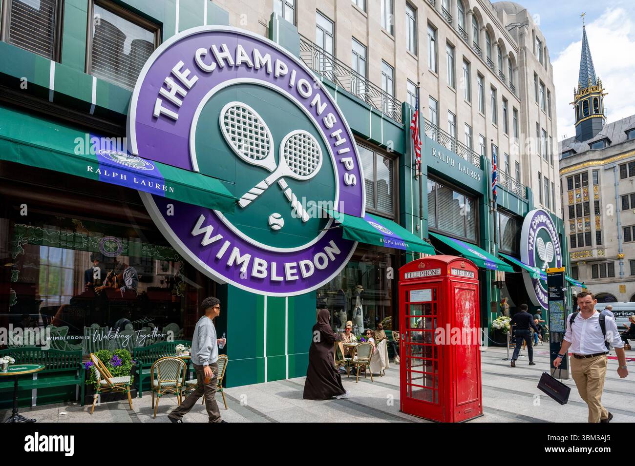 London, Großbritannien. 24. Juni 2025. Das Äußere des Ralph Lauren Stores in der New Bond Street, dekoriert im Vorfeld der diesjährigen Wimbledon-Tennismeisterschaft im All England Club, die vom 30. Juni bis 13. Juli stattfindet. Ralph Lauren liefert Outfits für Beamte der Veranstaltung und kann als Unternehmenssponsor das Wimbledon-Branding für eigene Geschäfte vermarkten. Quelle: Stephen Chung / Alamy Live News Stockfoto
