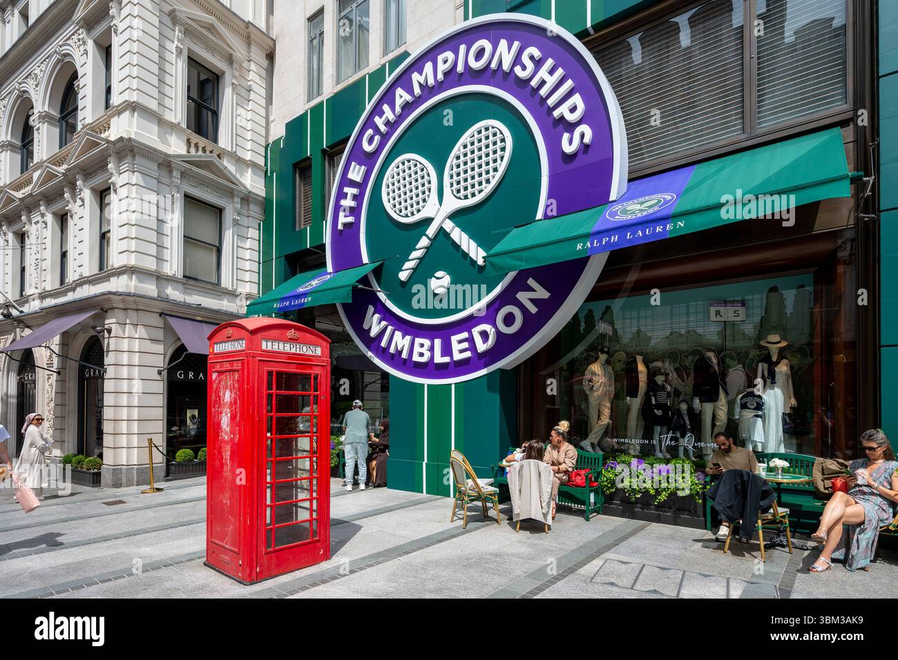 London, Großbritannien. 24. Juni 2025. Das Äußere des Ralph Lauren Stores in der New Bond Street, dekoriert im Vorfeld der diesjährigen Wimbledon-Tennismeisterschaft im All England Club, die vom 30. Juni bis 13. Juli stattfindet. Ralph Lauren liefert Outfits für Beamte der Veranstaltung und kann als Unternehmenssponsor das Wimbledon-Branding für eigene Geschäfte vermarkten. Quelle: Stephen Chung / Alamy Live News Stockfoto