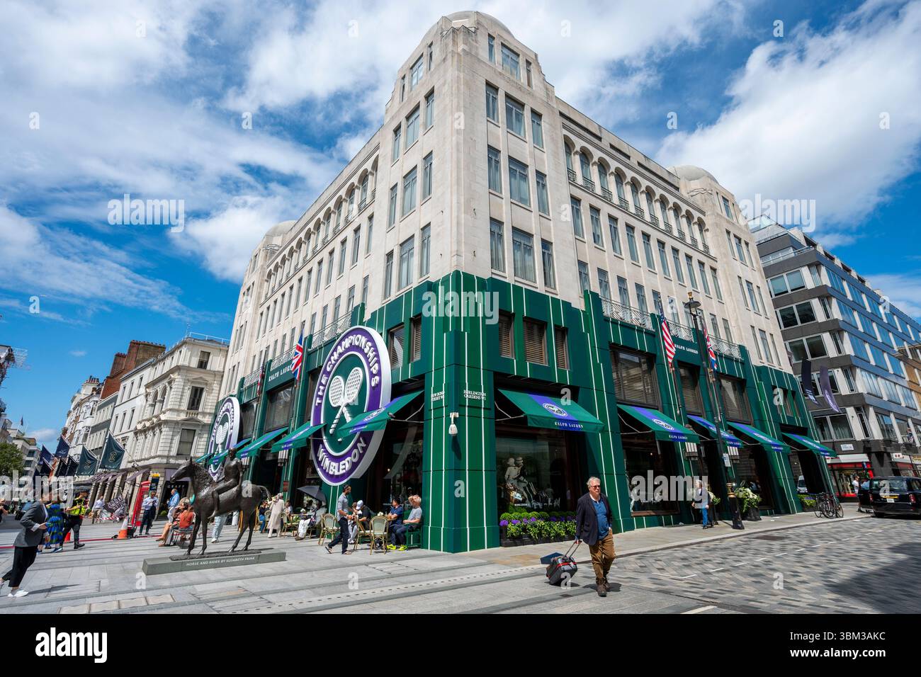 London, Großbritannien. 24. Juni 2025. Das Äußere des Ralph Lauren Stores in der New Bond Street, dekoriert im Vorfeld der diesjährigen Wimbledon-Tennismeisterschaft im All England Club, die vom 30. Juni bis 13. Juli stattfindet. Ralph Lauren liefert Outfits für Beamte der Veranstaltung und kann als Unternehmenssponsor das Wimbledon-Branding für eigene Geschäfte vermarkten. Quelle: Stephen Chung / Alamy Live News Stockfoto