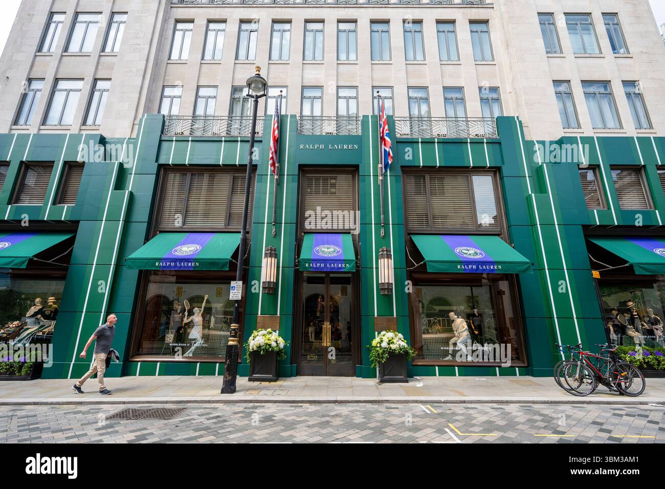 London, Großbritannien. 24. Juni 2025. Das Äußere des Ralph Lauren Stores in der New Bond Street, dekoriert im Vorfeld der diesjährigen Wimbledon-Tennismeisterschaft im All England Club, die vom 30. Juni bis 13. Juli stattfindet. Ralph Lauren liefert Outfits für Beamte der Veranstaltung und kann als Unternehmenssponsor das Wimbledon-Branding für eigene Geschäfte vermarkten. Quelle: Stephen Chung / Alamy Live News Stockfoto