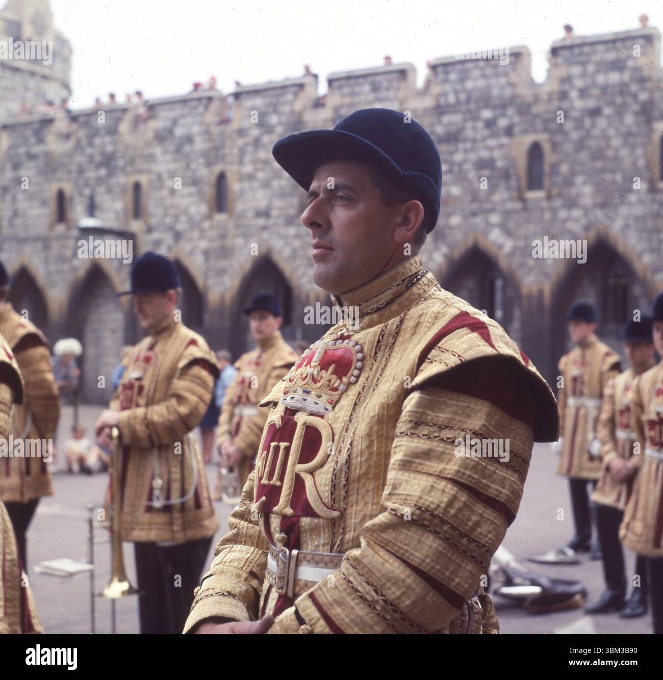 1968, historisches Schloss Windsor, königliche Wachen auf Parade bei der Most Noble Order of the Garter Ceremony, einem alten Ritterorden aus dem Jahr 1348 und Eduard III. Von England, Großbritannien. Es ist der oberste Ritterorden im britischen Ehrensystem. Stockfoto