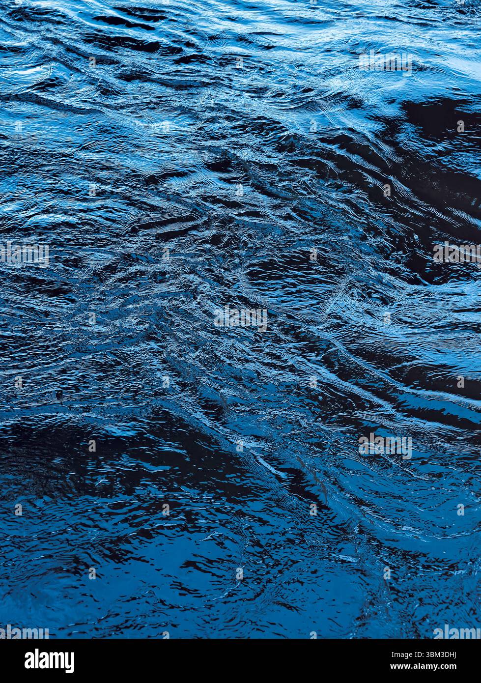 Bezaubernde tiefblaue Wasseroberfläche mit atemberaubenden Reflektionen und Wellen – Eine wunderschöne Wasserszene, ideal für Natur-inspirierte Kunst und beruhigende Hintergründe Stockfoto