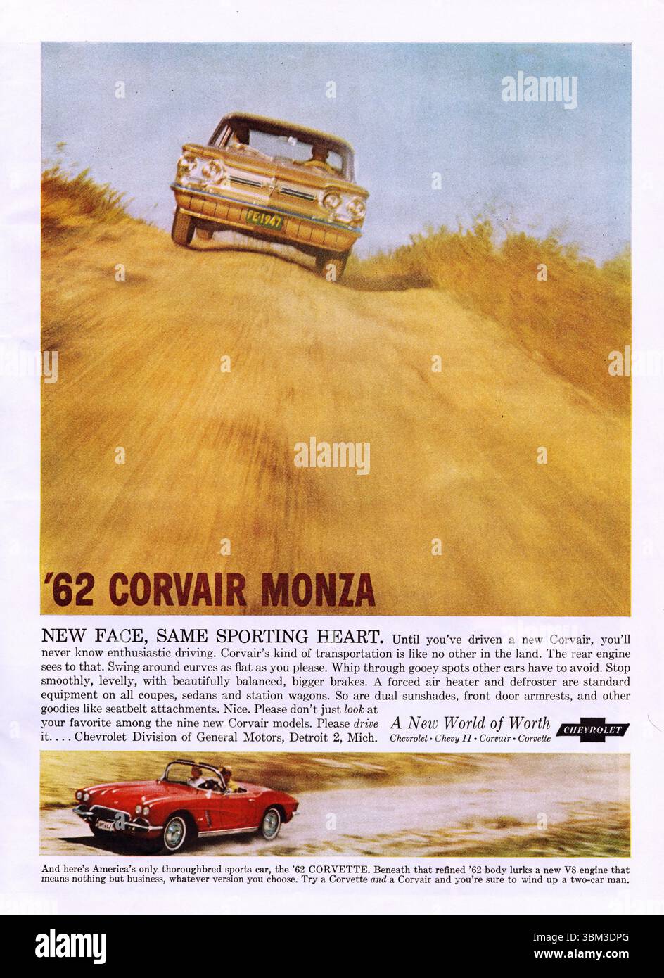 Chevrolet Corvair Monza Vintage-Werbung 1962, Gold Chevrolet Corvair Monza auf Sandstraße; rote Corvette V8 Stockfoto