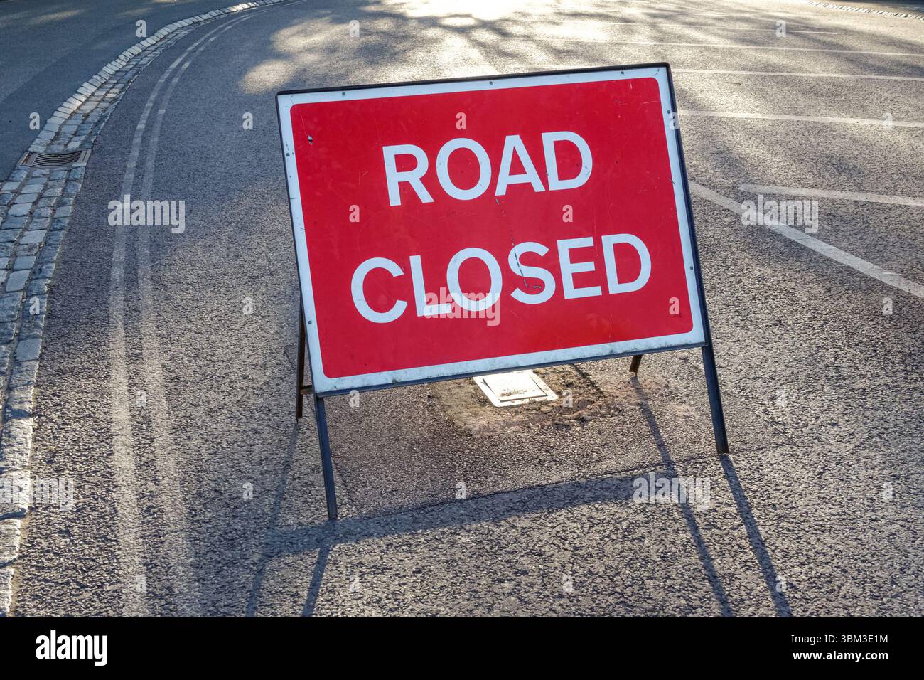Schild „Road Closed“ (Straße geschlossen) in London England Großbritannien Stockfoto