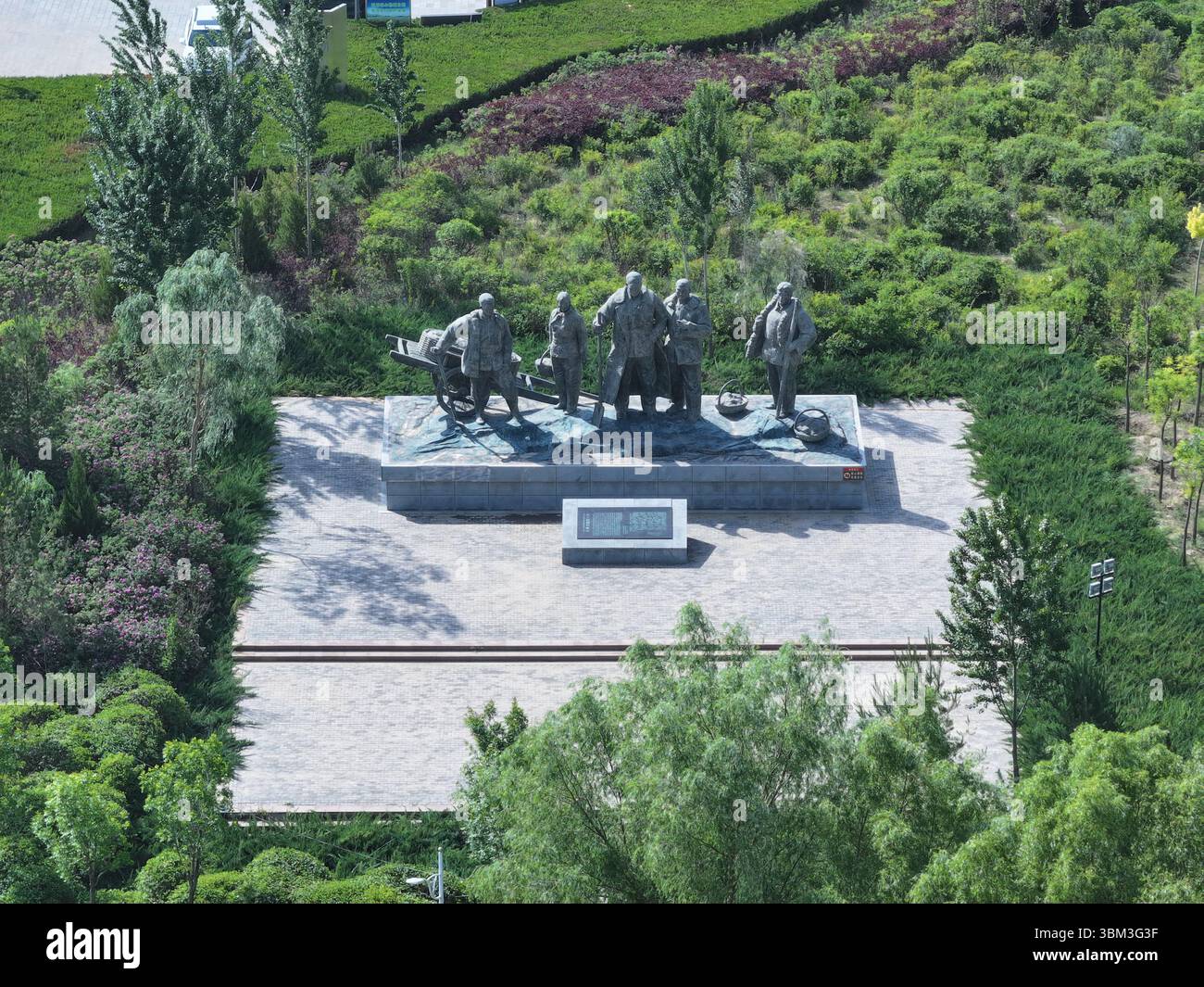 (250624) -- BAYANNUR, 24. Juni 2025 (Xinhua) -- ein Luftdrohnenfoto vom 28. Mai 2025 zeigt eine Gedenkskulptur in der Nähe des Hauptkanals im Bezirk Linhe in Bayannur, Nordchinas autonomer Region Innere Mongolei. Bayannur liegt an der Spitze der „Großen Schlaufe“ des Gelben Flusses und im Herzen der Hetao-Ebene. Bayannur ist eine Stadt, die vom Gelben Fluss gepflegt wird und als Speicher im Norden Chinas bekannt ist. Das Wort Bayannur bedeutet auf Mongolisch „üppiger See“ und beschreibt perfekt die Wasserressourcen der Region. Von oben betrachtet, zeigt das Hetao Bewässerungsgebiet ein ausgedehntes 64.000km langes Netz Stockfoto