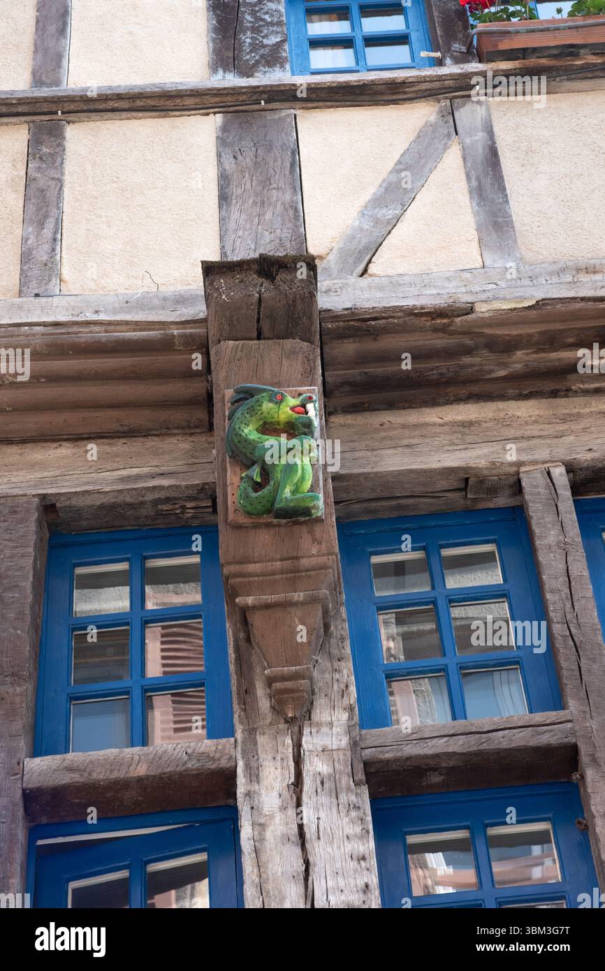 Grüne Drachenschnitzerei auf Fachwerkbau Stockfoto