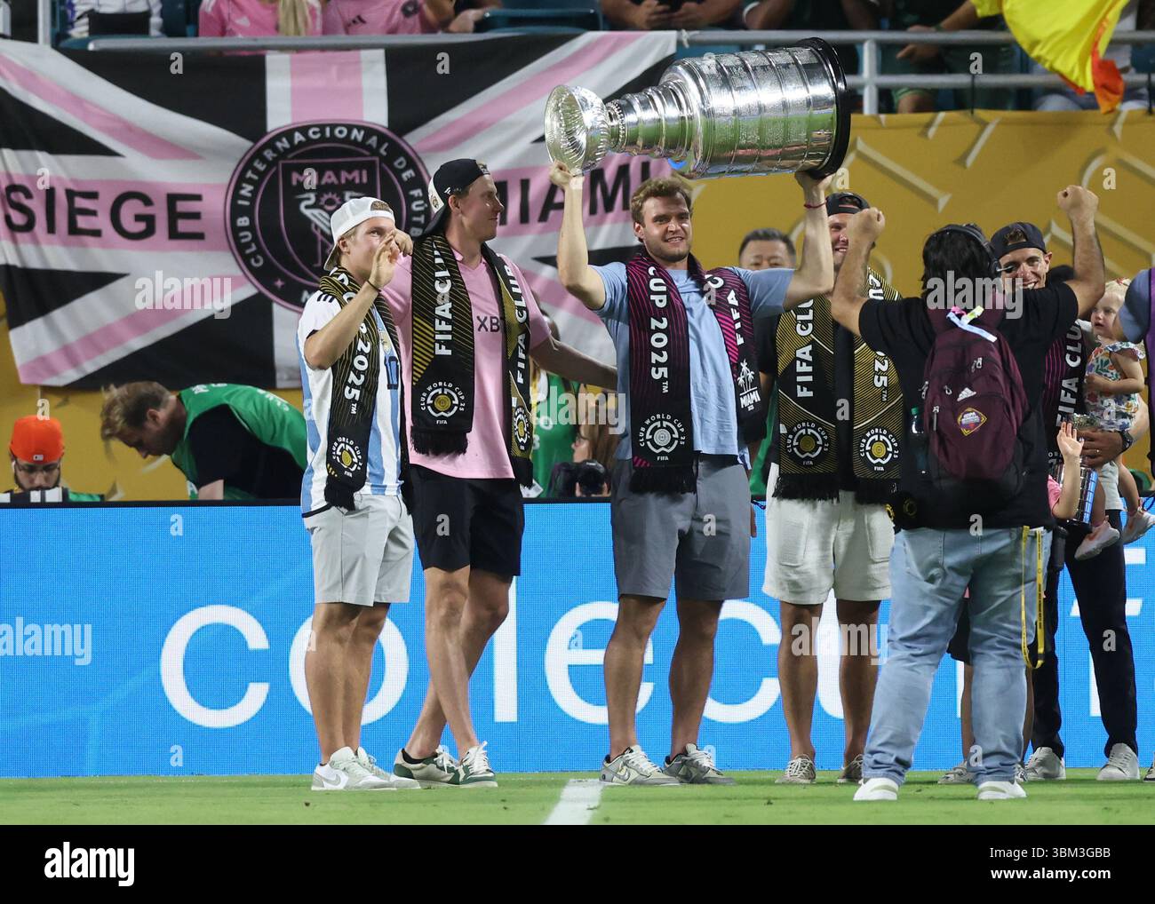 Miami Gardens, USA. Juni 2025. Spieler der Florida Panthers halten den Stanley Cup während des Spiels der FIFA Club-Weltmeisterschaft zwischen Inter Miami CF und SE Palmeiras im Hard Rock Stadium in Miami Gardens. Der Bildnachweis sollte lauten: David Klein/Sportimage Credit: Sportimage Ltd/Alamy Live News Stockfoto
