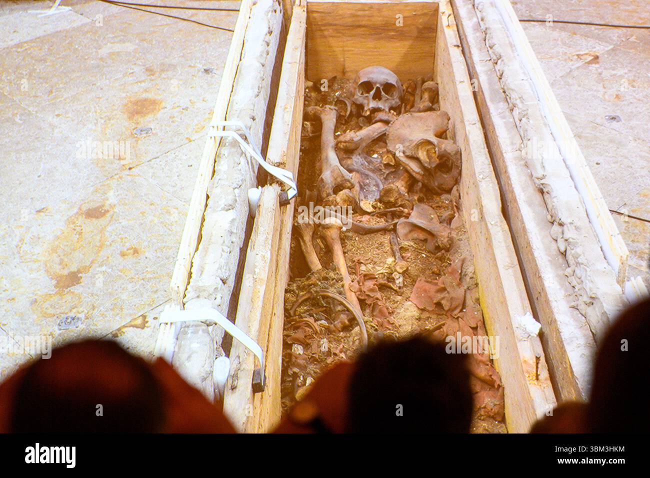 24. Juni 2025, Sachsen-Anhalt, Magdeburg: In der Sakristei des Magdeburger Doms zeigt das Landesamt für Denkmalpflege und Archäologie Sachsen-Anhalt Medienvertretern ein Live-Video, das das Innere der Holzkiste des Grabes Otto des Großen zeigt. Seit Januar führen das Landesamt für Denkmalpflege und Archäologie und die Kulturstiftung Sachsen-Anhalt Untersuchungen zur Erhaltung des Denkmals durch. Die Ergebnisse der bisherigen Untersuchungen wurden auf der Pressekonferenz nach der Öffnung des Holzsarges vorgestellt. Das Grab von Otto dem Großen befindet sich Stockfoto