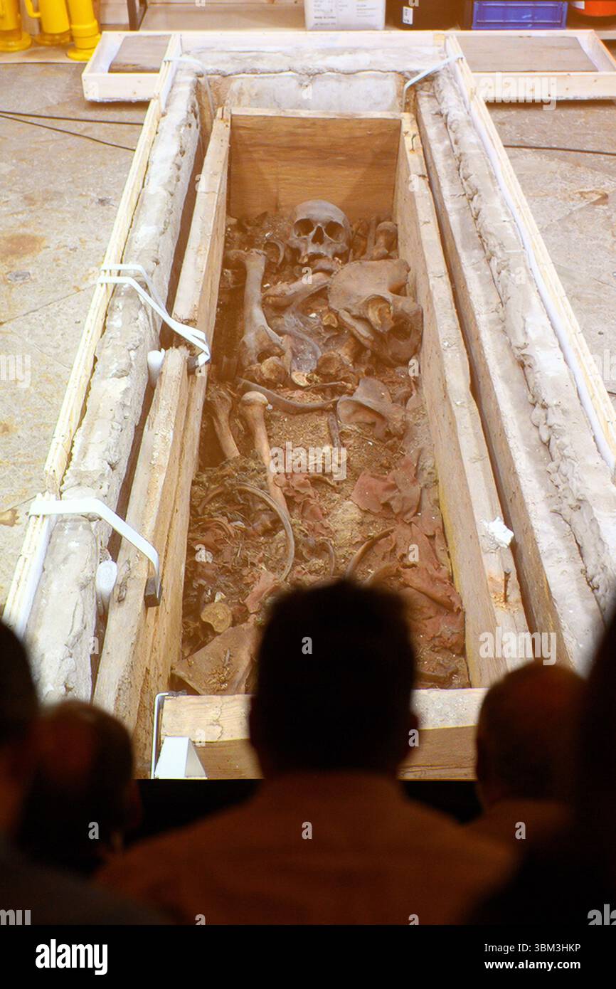 24. Juni 2025, Sachsen-Anhalt, Magdeburg: In der Sakristei des Magdeburger Doms zeigt das Landesamt für Denkmalpflege und Archäologie Sachsen-Anhalt Medienvertretern ein Live-Video, das das Innere der Holzkiste des Grabes Otto des Großen zeigt. Seit Januar führen das Landesamt für Denkmalpflege und Archäologie und die Kulturstiftung Sachsen-Anhalt Untersuchungen zur Erhaltung des Denkmals durch. Die Ergebnisse der bisherigen Untersuchungen wurden auf der Pressekonferenz nach der Öffnung des Holzsarges vorgestellt. Das Grab von Otto dem Großen befindet sich Stockfoto