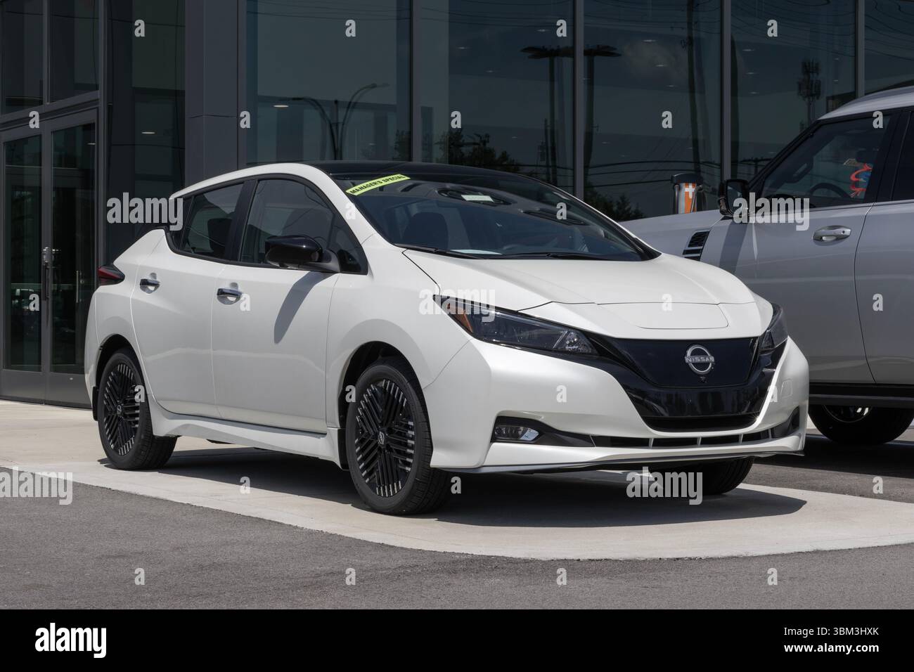 Lafayette - 21. Juni 2025: Nissan Leaf SV Plus Vollelektrik-Auto-Ausstellung. Nissan bietet The Leaf mit einer Reichweite von bis zu 212 Meilen. MEIN:2024 Stockfoto