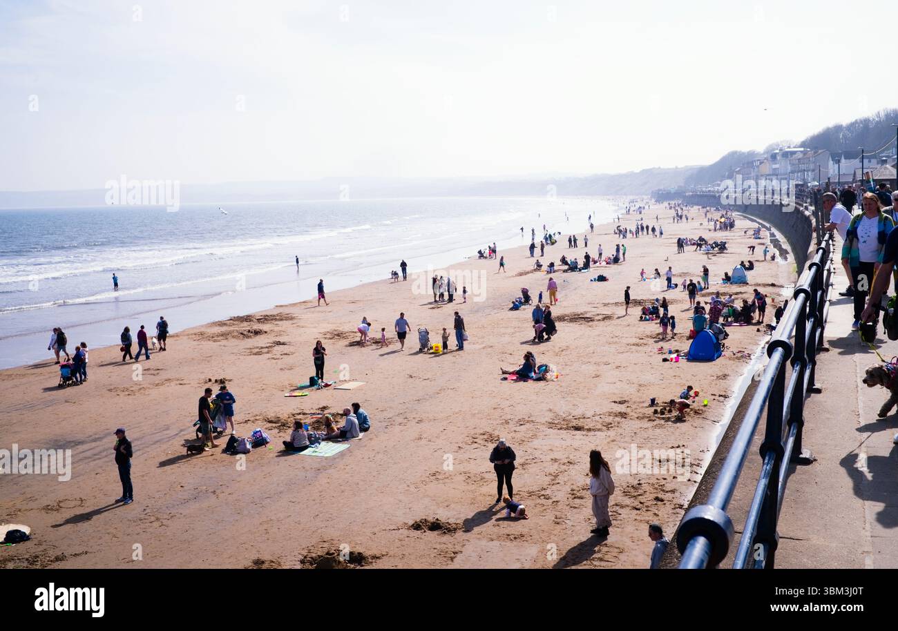 Eine überfüllte Bankferienszene am Filey Beach Stockfoto