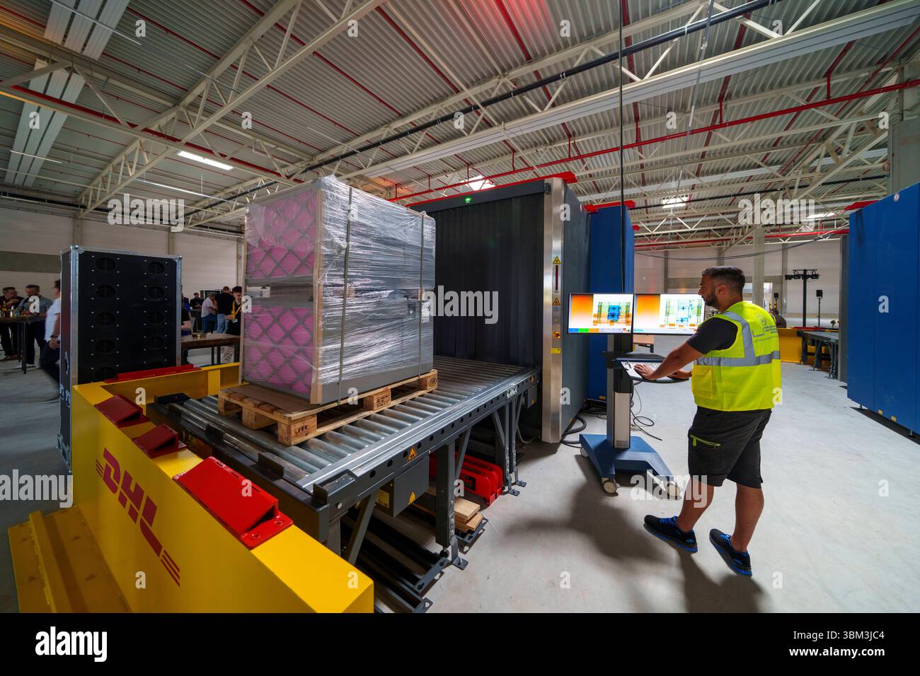 24. Juni 2025, Hessen, Frankfurt/Main: Luftfracht wird mit einem überdimensionalen Röntgengerät abschirmt. Die DHL Global Forwarding Division hat auf einer Fläche von 55.000 Quadratmetern am Rhein-Main Airport/CargoCity Süd ein neues Luftfrachtdrehkreuz eröffnet. Die neue Anlage wird es ermöglichen, größere Transportmengen schneller und effizienter abzuwickeln. Foto: Andreas Arnold/dpa Stockfoto