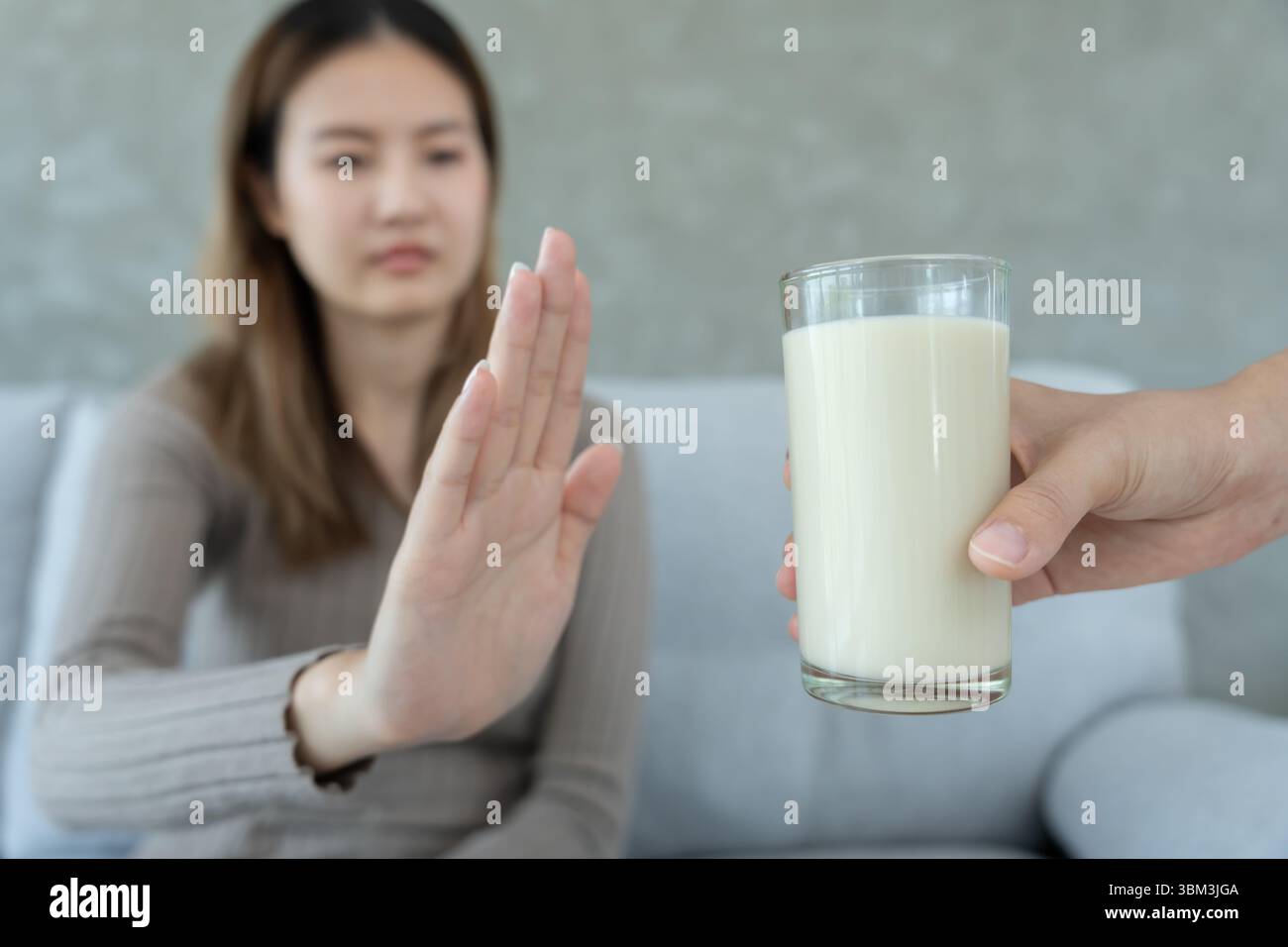Milchallergene, Frau verwirrte Milch, laufende verstopfte Nase leiden unter Unverträglichkeitsallergien auslösen Symptome. Bauchschmerzen, Allergene, Nussprotein, Stockfoto