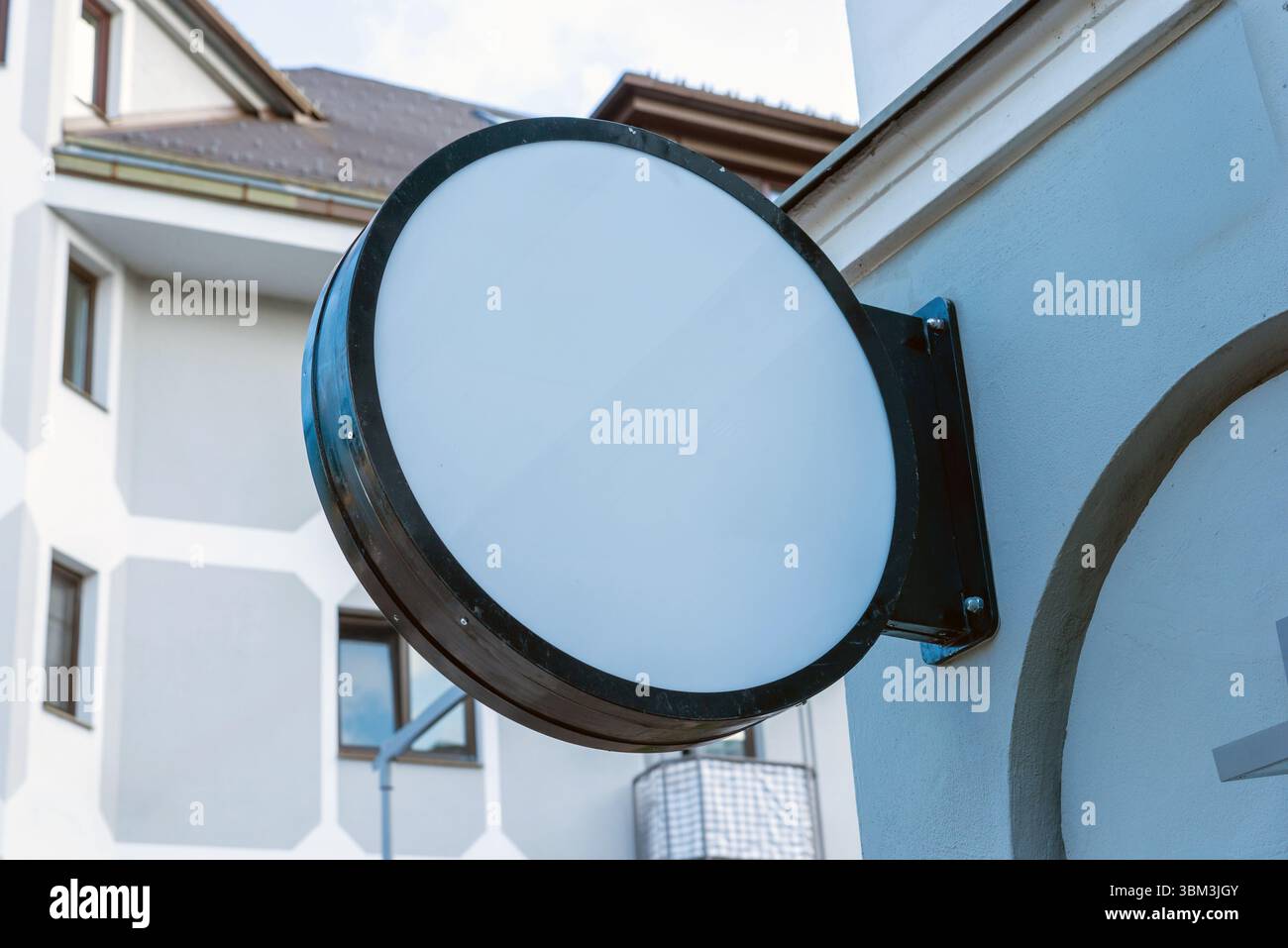 Leere kreisförmige Beschilderung an der Außenwand, bereit für kundenspezifisches Logo, Markenzeichen oder kommerzielle Präsentationen bei Tageslicht Stockfoto