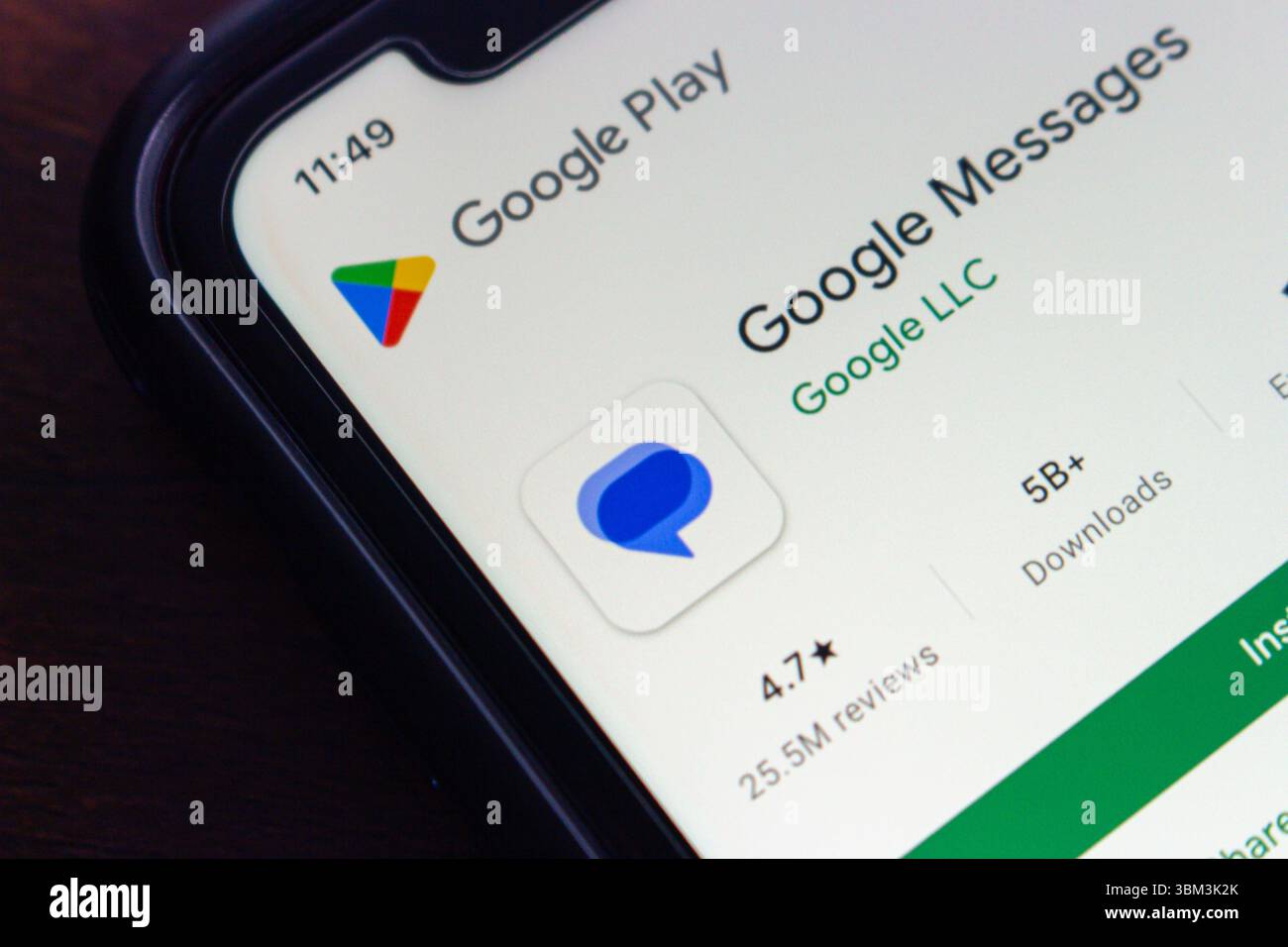 Ein Smartphone, auf dem die Google Messages App-Seite im Google Play Store angezeigt wird und die Bewertung und die Anzahl der Downloads angezeigt werden. Stockfoto
