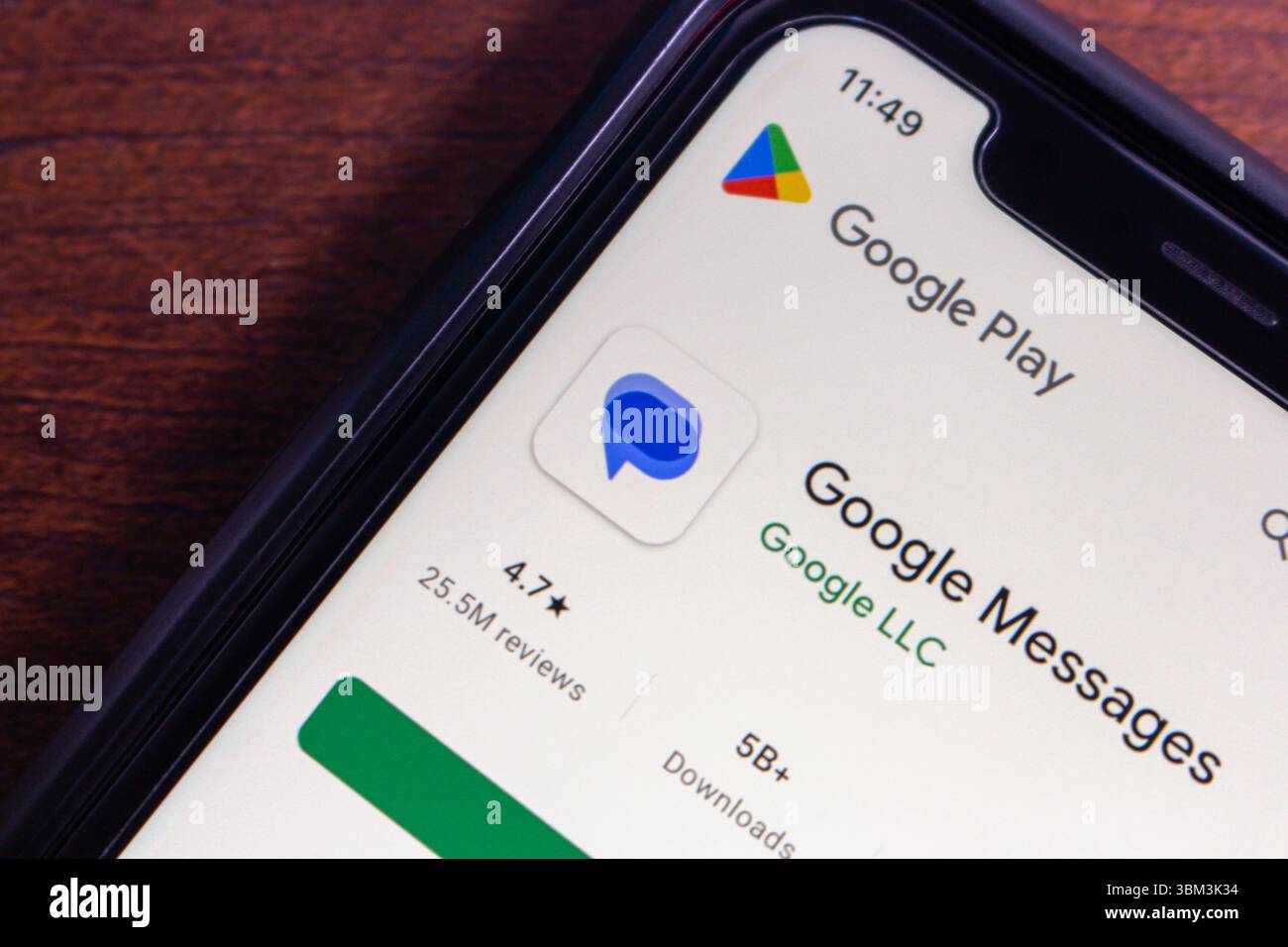 Mexiko-Stadt, MEXIKO - 7. Juni 2025 : Smartphone zeigt Google Messages App im Google Play Store an. Stockfoto
